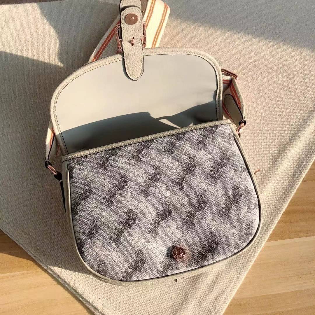 OUTLET 】COACH HITCH CROSSBODY WITH HORSE AND CARRIAGE PRINT พร้อมส่งที่ไทย