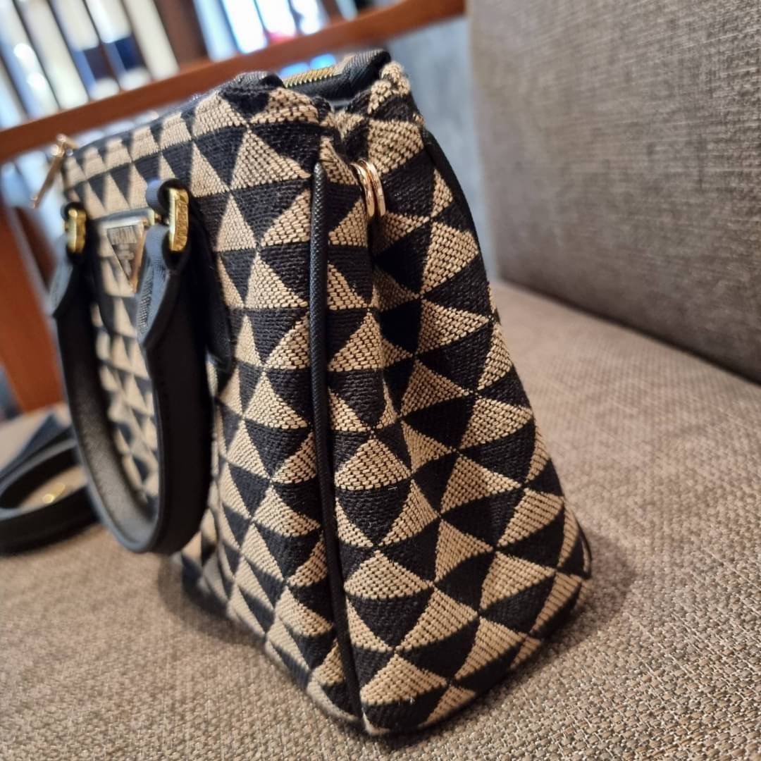 PRADA GALLERIA JACQUARD FABRIC BAG กระเป๋าถือ/สะพายดีไซน์ใหม่ ผ้า jacquard ถักทอเป็นลวดลายสวยคม โดดเด่นไม่ซ้ำใคร ด้านข้างมีกระดุม ติดเก็บทรงได้ ตัวกระเป๋าถูกแบ่งเป็นสัดส่วน เป็นช่องซิป 2 ด้าน และช่องกลางเก็บของอีกหนึ่ง มาพร้อมหูจับในตัว และสายครอสให้ เป็น