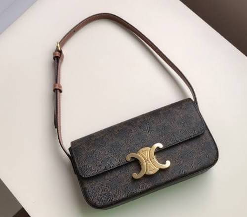 VIP 】CELINE TRIOMPHE SHOULDER BAG IN TRIOMPHE อีกหนึ่งผลงานการออกแบบของ Hedi Slimane ที่ได้ดึงเอาเอกลักษณ์ต่าง ๆ ของ CELINE ออกมาและทำการตีความหมายใหม่จนได้กระเป๋าเรียบหรูและดูทันสมัย ให้คุณเลือกสะพายในชีวิตประจำวันเข้ากับการแต่งตัวสบาย ๆ หรือจะสะพายออกงา