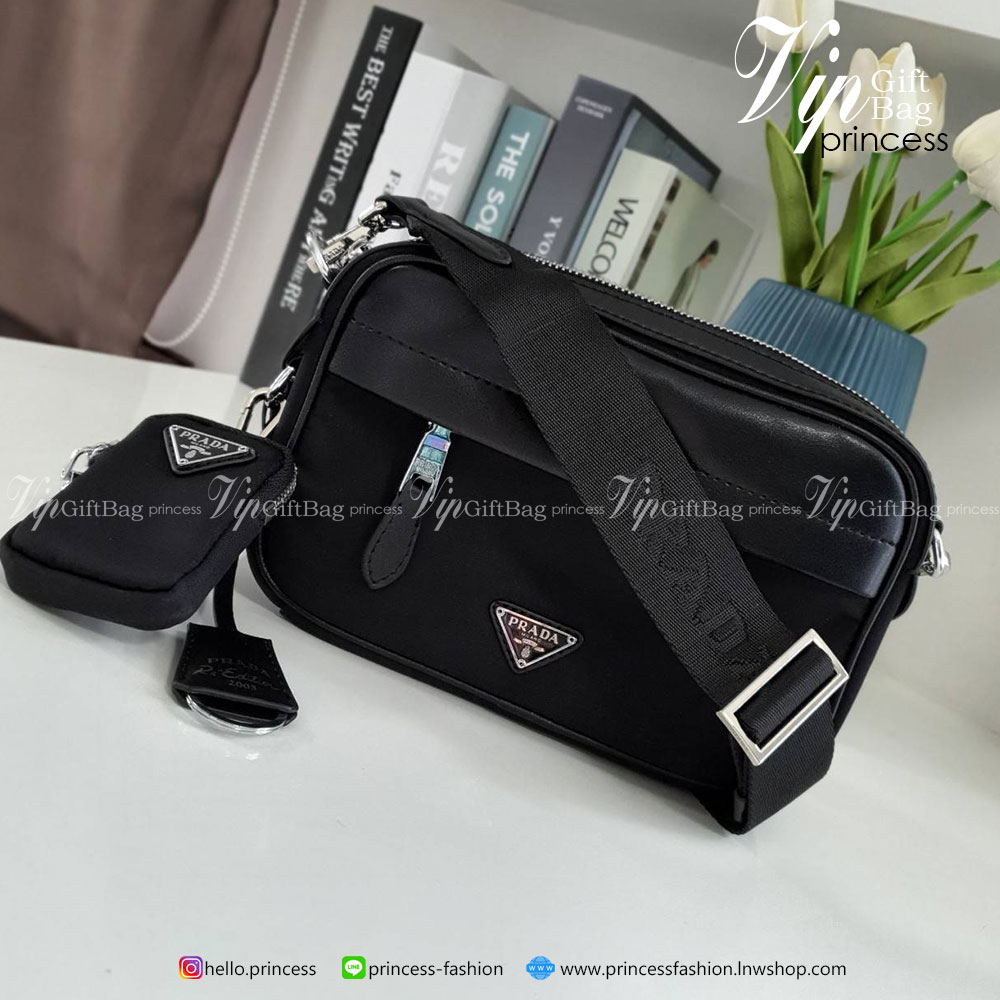 Prada วัสดุทำจาก หนังสลับNylon สามารถกันน้ำได้ ตัวกระเป๋าอยู่ทรงสวย ขนาดกำลังพอดี ไม่เล็กไม่ใหญ่ไป แถมมากับกระเป๋าห้อยใบเล็กคุ้มสุดๆ #อะไหล่เงินทั้งใบ ด้านหลังมีช่องใส่ของ เปิดปิดด้วยซิป ภายใน มีโลโก้แบรนด์ และช่องใส่ของแยก บุผ้าลายแบรนด์ สามารถใส่ มือถือ