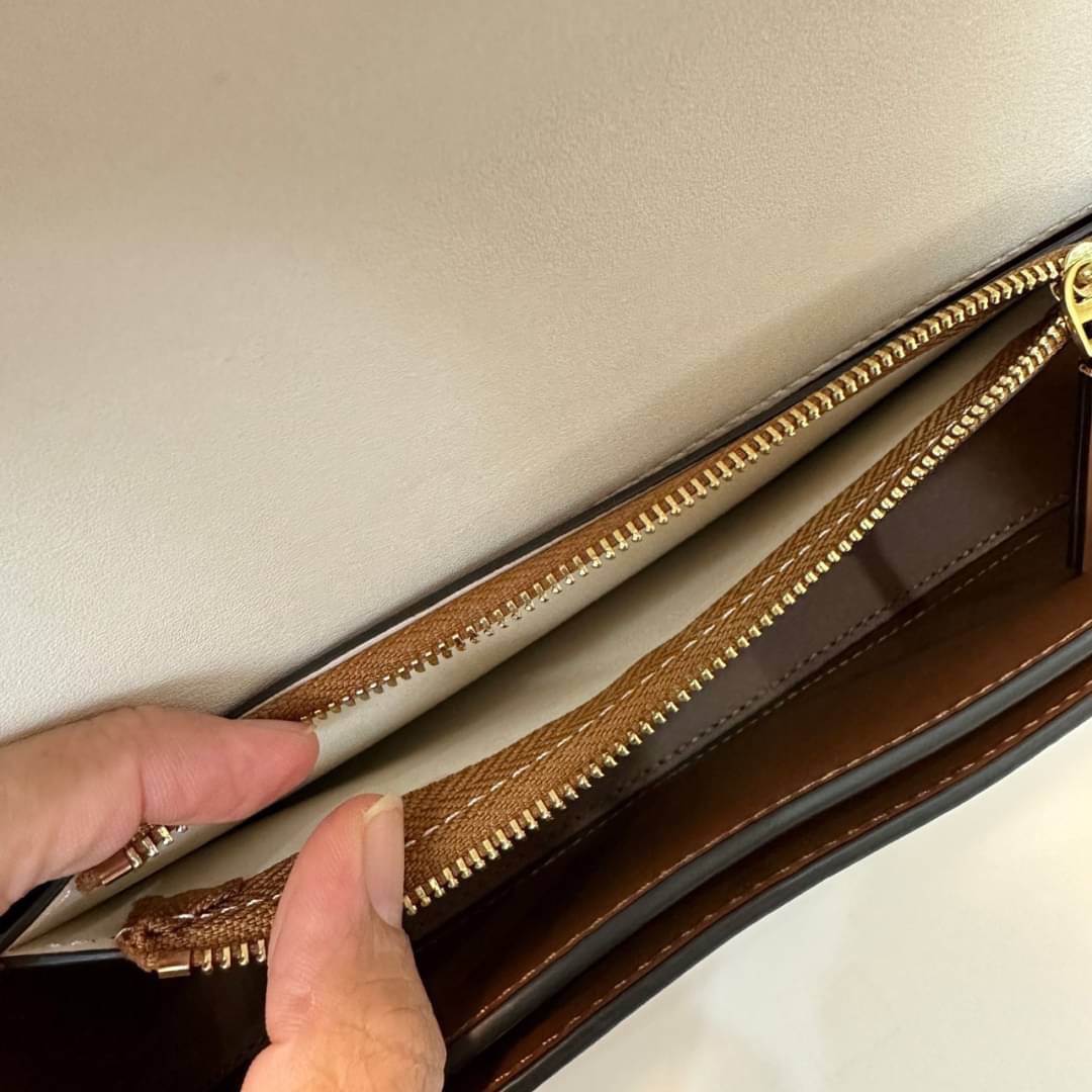 TORY BURCH ELEANOR SMALL LONG CONVERTIBLE SHOULDER กระเป๋าสะพายทรงยาว E/W Eleanor Convertible สูดหรู ดูแพง หนังแท้ เรียบสวยหรู โดดเด่นด้วยป้ายโลโก้สีทอง ลาย Double T อันเป็นเอกลักษณ์ ภายในช่องโล่งกว้างสามารถใส่โทรศัพท์ได้ทุกรุ่น สามารถใส่กระเป๋าสตางค์ใบยา