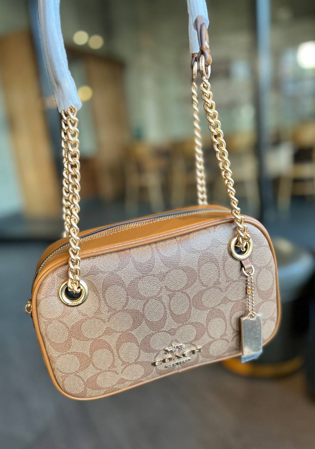 COACH CAMMIE CHAIN SHOULDER BAG IN SIGNATURE (C8149) สวย หรู ดูดี ทางนี้จ้าสาวๆๆ สินค้าต้องมี ห้ามพลาด! 🌟พร้อมส่ง จำนวนจำกัด ก่อนหมด! กับกระเป๋าหิ้วหรือสะพายไหล่ สายสะพายไหล่ในตัวแบบโซ่มีหนังรองบ่า สวยงามมากๆค่ะ