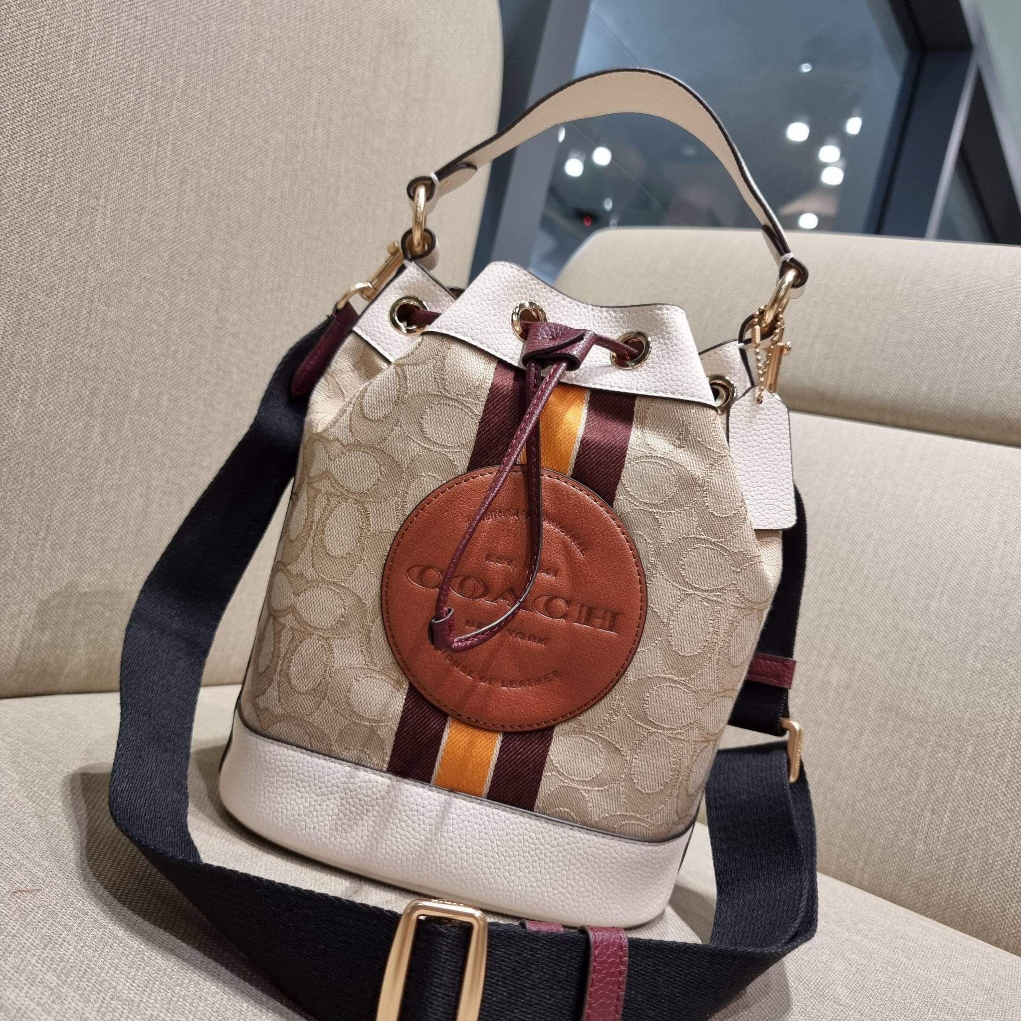 COACH C7084 DEMPSEY DRAWSTRING BUCKET BAG IN SIGNATURE JACQUARD WITH STRIPE AND COACH PATCH พี่สาวใบใหญ่สุดสวยมาแล้วจ้า!! กระเป๋าทรงถังไซส์ใหญ่ ที่สาวๆรอคอย ใช้งานง่ายด้วยการรูดหนังปิดรอบปากกระเป๋า ทุกอย่างลงตัวที่สุด!! โดดเด่นด้วยลวดลายสีสันที่ละมุนมาก ว