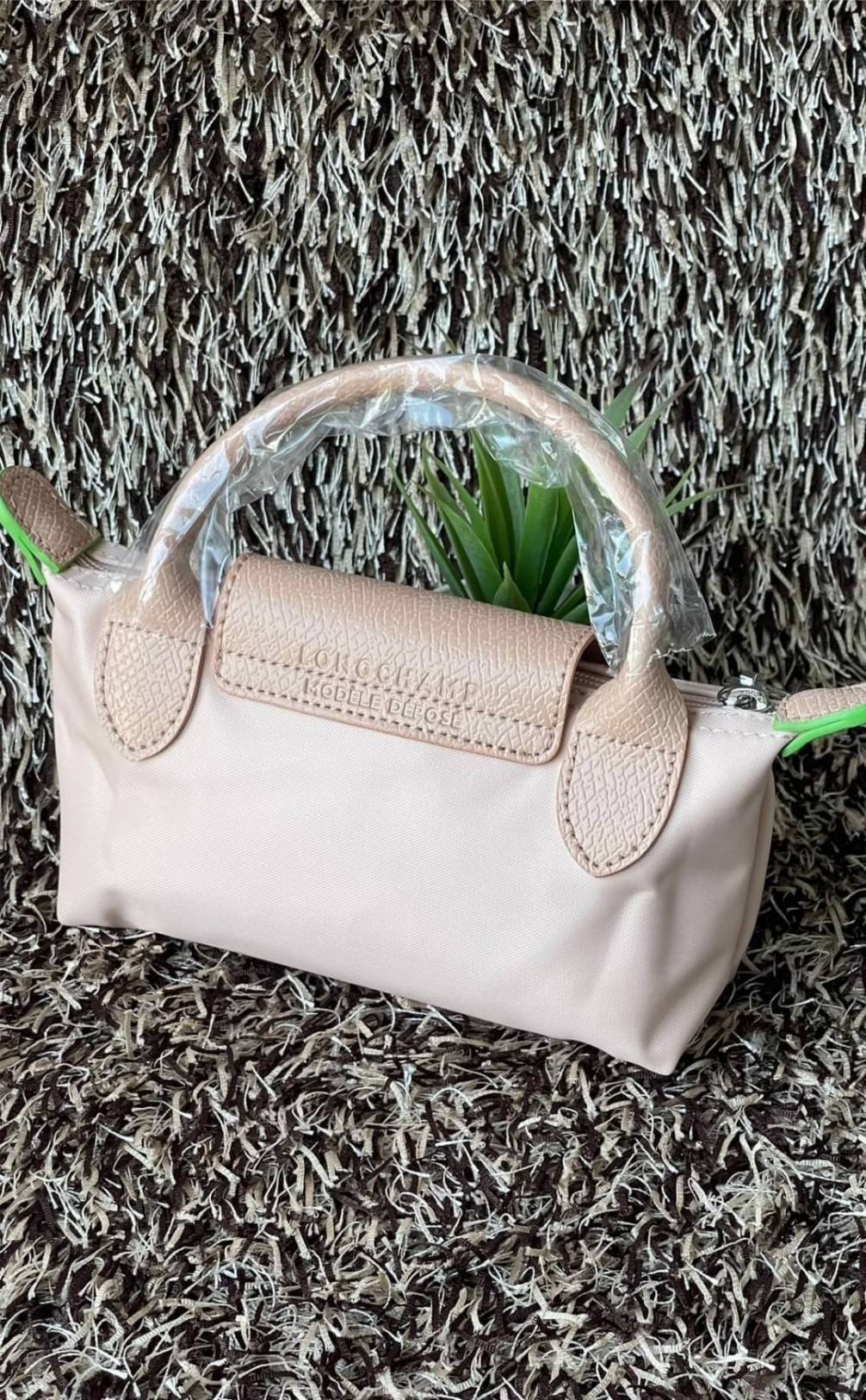 LONGCHAMP LE PLIAGE ORIGINAL Pouch with handle กระเป๋าถือขนาดมินิทรงpouch ให้ความหรูหราจาก Le Pliage (เลอ ปลิยาจ) ในขณะที่ที่ปิดแบบซิปช่วยให้คุณมั่นใจได้