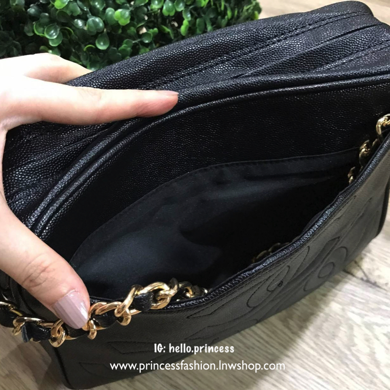 Chanel Shoulder Bag With Chain VIP Gift With Purchase (GWP) New in & Limited Chanel Perfume Counter กระเป๋าสะพายทรงสวย classic ขนาดกำลังดี วัสดุ pu. ลายคาเวียร์ สวยหรูอยู่ทรง เปิดปิดด้วยซิป หัวซิปแบรนด์ ภายกว้างใส่ mini iPad หรือของใช้ได้จุ พร้อมสายโซ่ร้อ