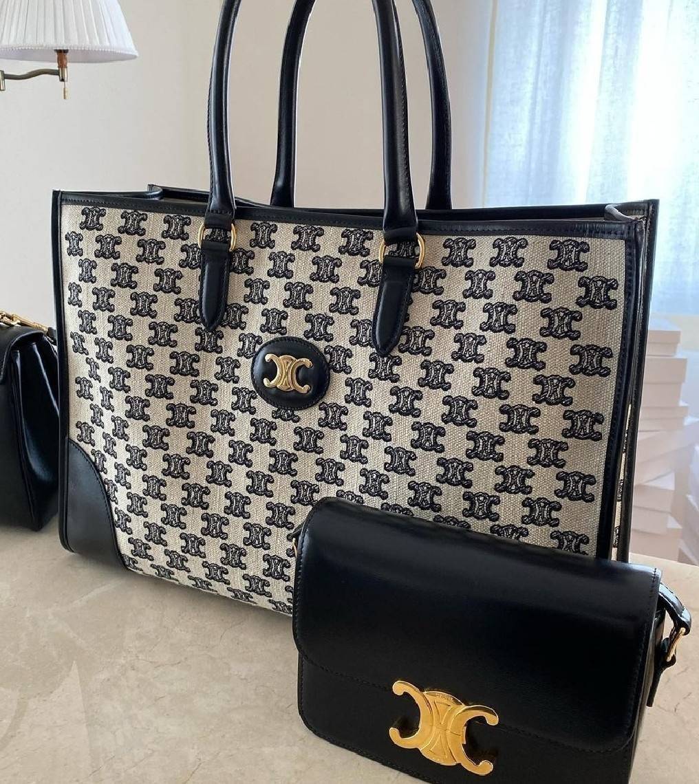 CELINE LARGE TOTE BAG VIP วัสดุ CANVAS ทรงเหลี่ยมดีไซน์ Casual สวยคลาสสิคสไตล์สาว Lisa ใบใหญ่ใส่สัมภาระได้เยอะจุใจภายในโล่งกว้าง ใส่เอกสาร A4 หนังสือ กระเป๋าสตางค์ มือถือ ของใช้ได้เยอะ หูจับหนังเเข็งแรงจับถนัดมือจะถือหรือสะพายก็ดูดี ไอเท็มแนะนำฮิตพร้อมส่ง