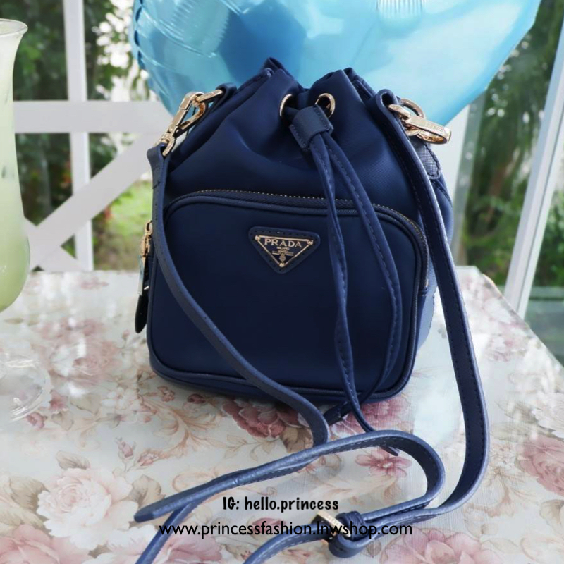 Prada bucket bag S Best seller! กระเป๋าทรงขนมจีบสุดฮิต ขนาดกำลังน่ารัก วัสดุ nylon silk คุณภาพดี สินค้า premium gift จากแบรนด์ Prada อะไหล่ทองทั้งใบ ด้านหน้าประดับ logo brand เปิดปิดแบบเชือกรูด drawstring ภายในกว้าง ใส่กระเป๋าสตางค์ยาวได้ มีช่องเล็ก และช่