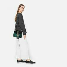 CHARLES & KEITH TEXTURE CHAIN DETAIL HANDBAG กระเป๋าทรงขนมจีบอวัสดุหนังกำมะหยี่ ขนาดกำลังดี อะไหล่สีทอง ประดับด้วยพู่ด้านหน้า ภายในโล่งกว้าง ใส่กระเป๋าสตางค์ยาวได้ มีหูหิ้ว สายสะพายยาวปรับ/ ถอดได้ ฐานกระเป๋าแข็งมีหมุดรองฐาน 4 มุม สวยทุกสีค่ะ