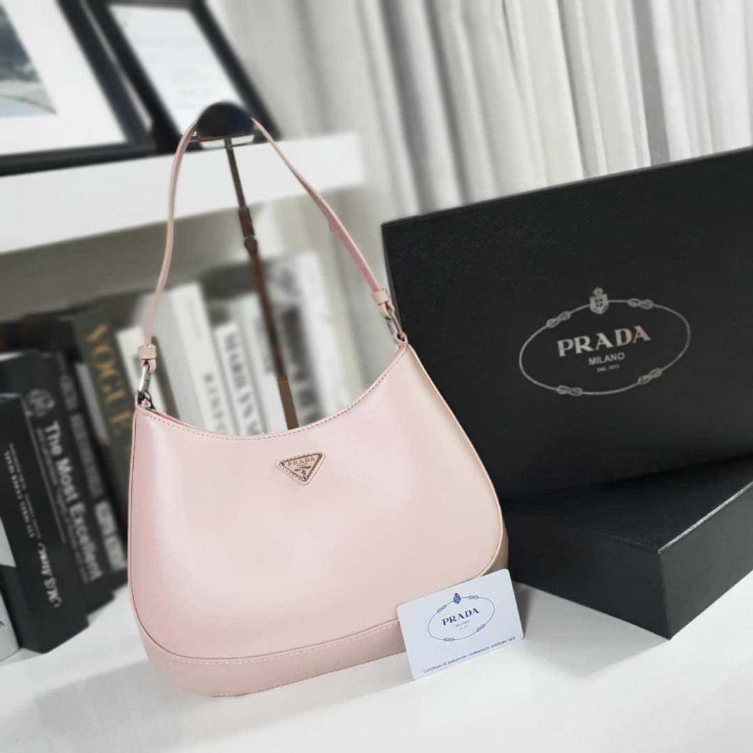 Prada Cleo brushed leather shoulder bag กระเป๋าทรงสวยยอดฮิต กับแบรนด์ PRADA งานพรีเมียมกิ้ฟท์จากแบรนด์ ทรงสะพายไหล่สวยหรูอยู่ทรง PRADA CLEO หนังเรียบดำเงาหรูสุดคลาสสิต เปิดปิดด้วยกระดุมอะไหล่เงินทั้งใบ ด้านในใส่กระเป๋าสตางค์ยาว มือถือ ของจุกจิกได้เยอะ มีป
