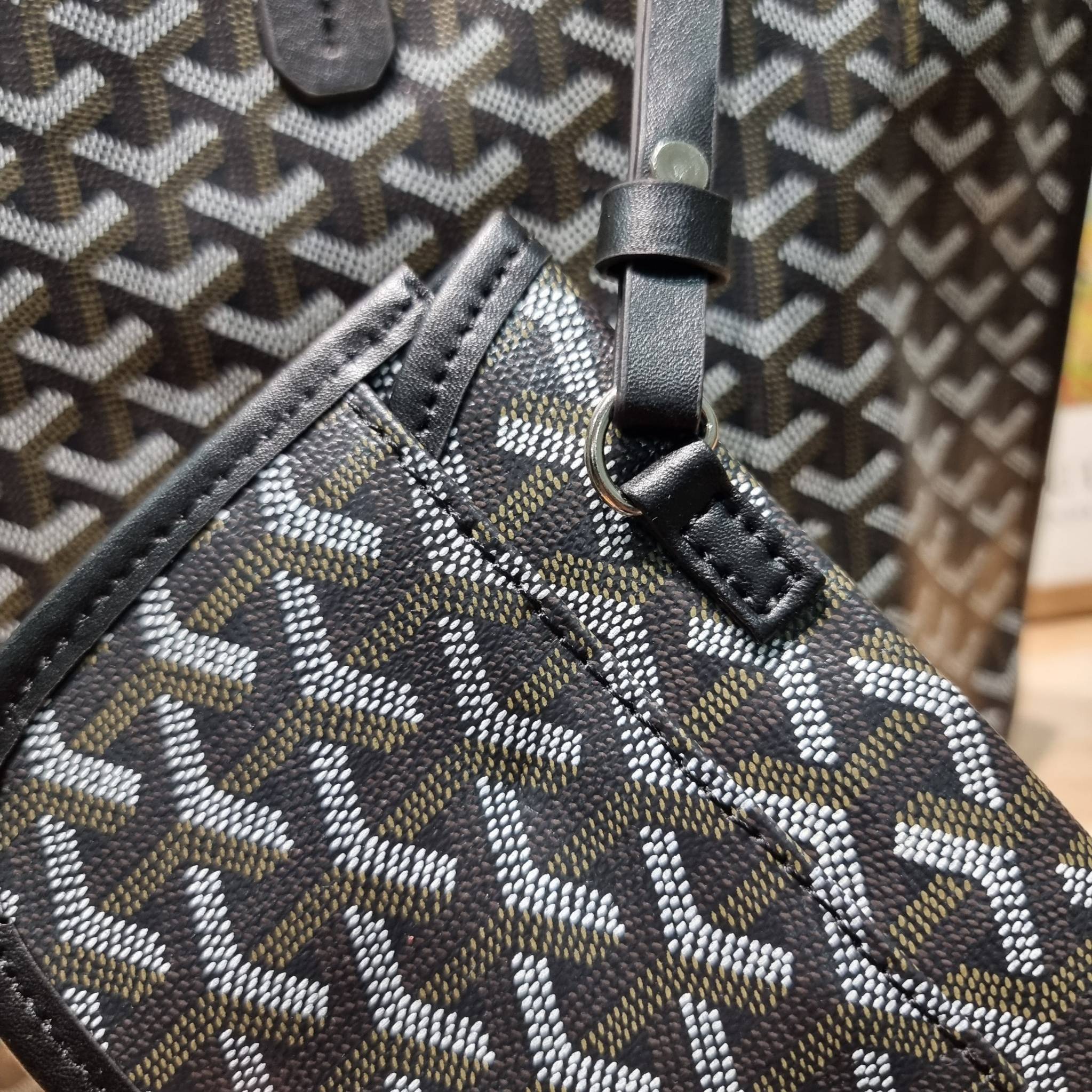 GOYARD ANJOU REVERSIBLE TOTE กระเป๋าสะพายทรงโท้ท ใบใหญ่จุใจ!! กลับด้านใช้ได้ทั้ง 2 ด้าน มาครบสีขายดี เลิศทุกสี รูปทรงคลาสสิค ดีไซน์เป็นเอกลักษณ์ ใช้งานได้หลากหลาย