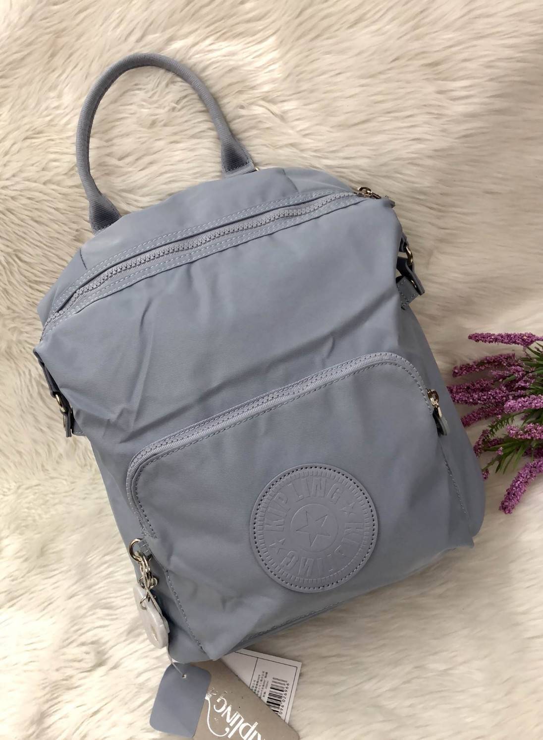 Kipling Naleb Backpack 2018 พร้อมส่งความน่ารัก กระเป๋าเป้ดีไซน์เก๋ตามแบบฉบับแบรนด์ดัง วัสดุไนล่อน ฐานบุฟองน้ำอยู่ทรงสวยน่าใช้มากค่ะ ด้านหน้ามีช่องซิปขนาดกลาง ใส่มือถือหรือของจุกจิกอื่นๆได้ค่ะ เปิดปิดช่องหลักแบบซิป ภายในโล่งกว้าง ใส่ของจุดจิกระหว่างวันได้เ