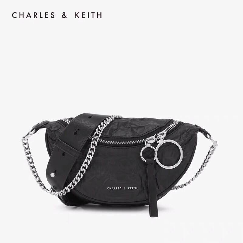 CHARLES & KEITH WRINKLED EFFECT RING ZIP TASSEL CROSSBODY BAG กระเป๋าสะพาย/คาดเอว/คาดอกรุ่นใหม่ล่าสุด เปิด-ปิดด้วยซิป ภายในโล่งกว้างมีช่องเล็กใส่บัตร จุของได้เยอะดีไซต์เก๋ไม่ซ้ำใคร สามารถสะพายได้หลายแบบไม่จำเจ ราคาสุดคุ้มห้ามพลาดค่ะ