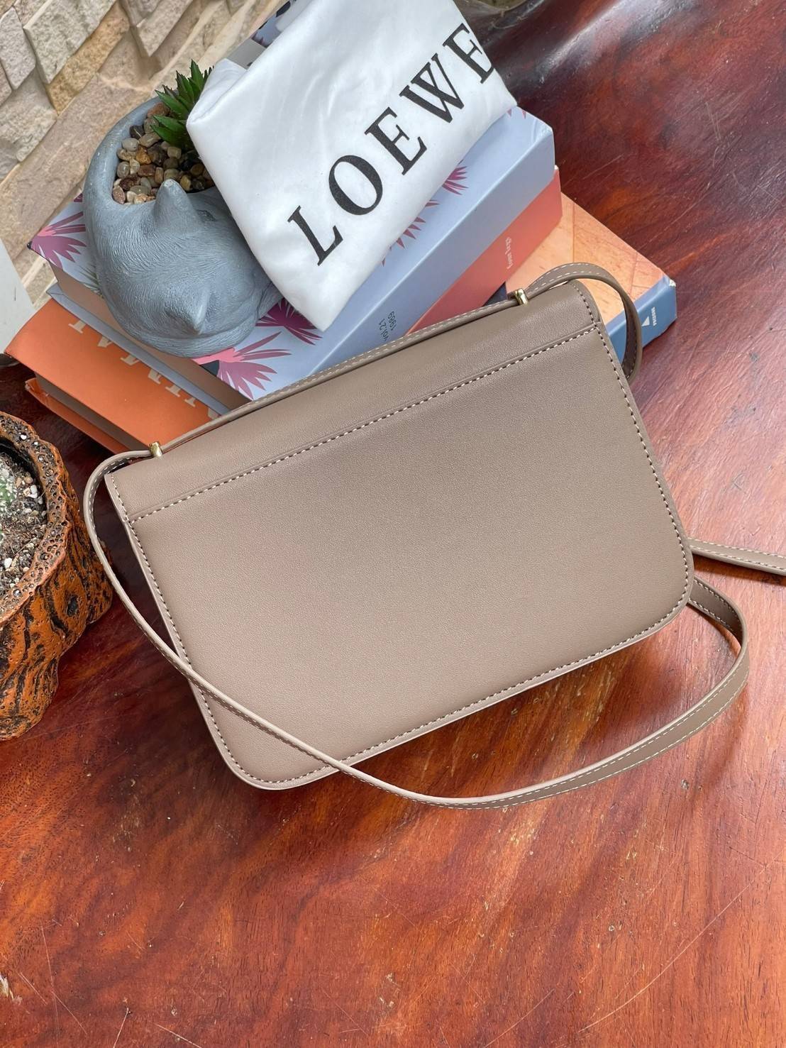 Medium : LOEWE Goya anagram leather shoulder bag กระเป๋าทรง GOYA รูปทรงกล่องอันคลาสสิกที่มาพร้อมรายละเอียดอันน่าค้นหา พร้อมด้วยโครงสร้างที่เปี่ยมไปด้วยสเน่ห์น่าค้นหา มีช่องใส่ของขนาดกว้างและเป็นทรงทำให้การจัดการสิ่งของต่างๆ ของสาวๆ นั้นง่ายดายมากยิ่งขึ้น 