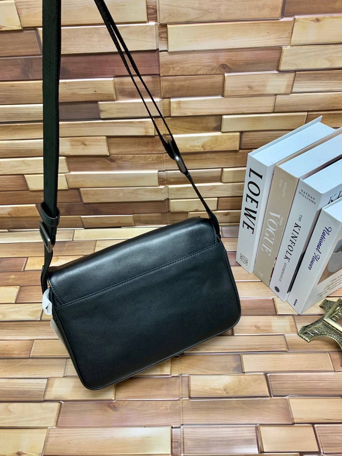 ลุคคือดูดีมากๆ ต้อนรับปีใหม่นี้กันค่า😘 COACH TRACK CROSSBODY ((2715)) เข้าใหม่อีกหนึ่งสี พร้อมส่งที่ไทย ใหม่ล่าสุดค่ะ! กระเป๋าสะพายครอสบอดี้ร์หรือสะพายข้าง หนังแท้ชั้นดีที่สุด หนังนิ่มเรียบสวยมากๆค่ะ ด้านหน้าเย็บป้ายหนังโลโก้แบรนด์ เปิดปิดกระเป๋าแ