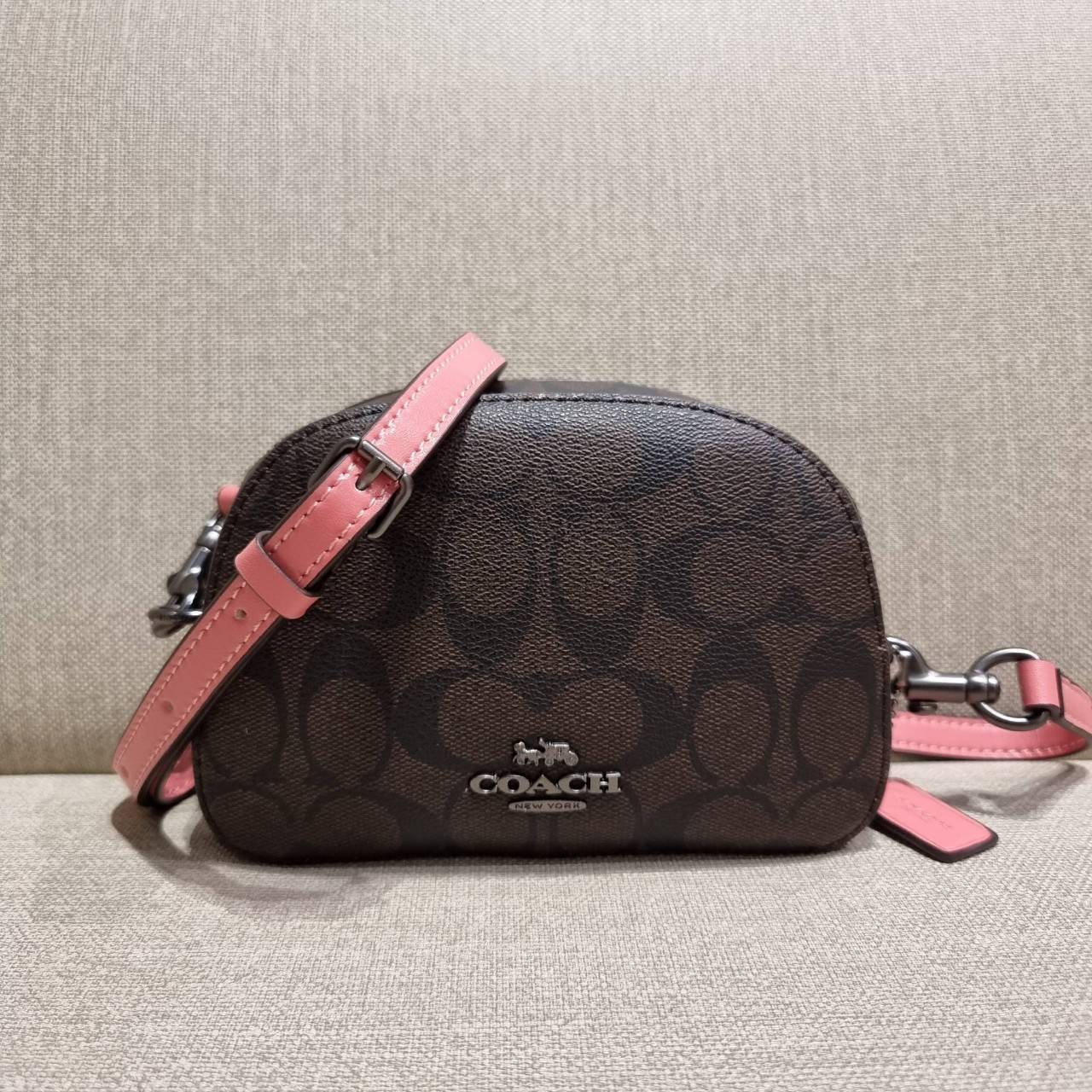 COACH 2628 MINI SERENA CROSSBODY IN SIGNATURE CANVAS ใหม่ที่สุด!! พร้อมส่งทุกสีเด็ด!! ย่อส่วนกระเป๋าสะพายคอลเลคชั่นยอดฮิต มินิเซเรนา ที่รับรองว่าน้องน่ารักม้ากกก!! ขนาดเล็กกุ๊งกิ๊ง แต่ดีเทลยิ่งใหญ่ วัสดุหนังแคนวาสเคลือบลาย เปิด-ปิดด้วยซิป สะดวกใช้ ภายในเป
