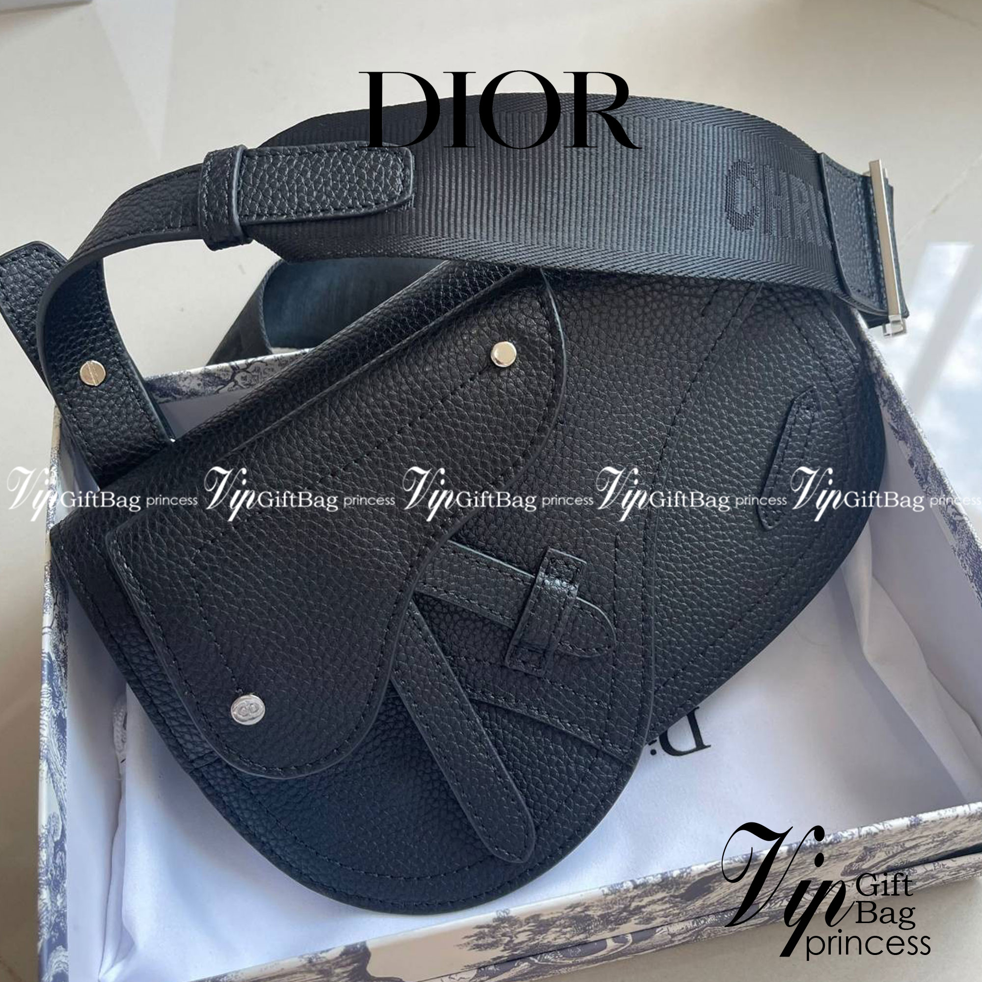 หนังแท้ CHRISTIAN DIOR SADDLE POUCH Black Grained Calfskin / DIOR SADDLE MESSENGER BAG พร้อมส่งที่ไทย กระเป๋า Saddle pouch คู่ใจขนาดกะทัดรัดและเหมาะสำหรับใช้ในชีวิตประจำวัน สีดำคลาสสิก เกรดออริจินอลหนังแท้ทั้งใบ ภาพสินค้าถ่ายจากงานขายจริง ใช้งานต่างประเทศ