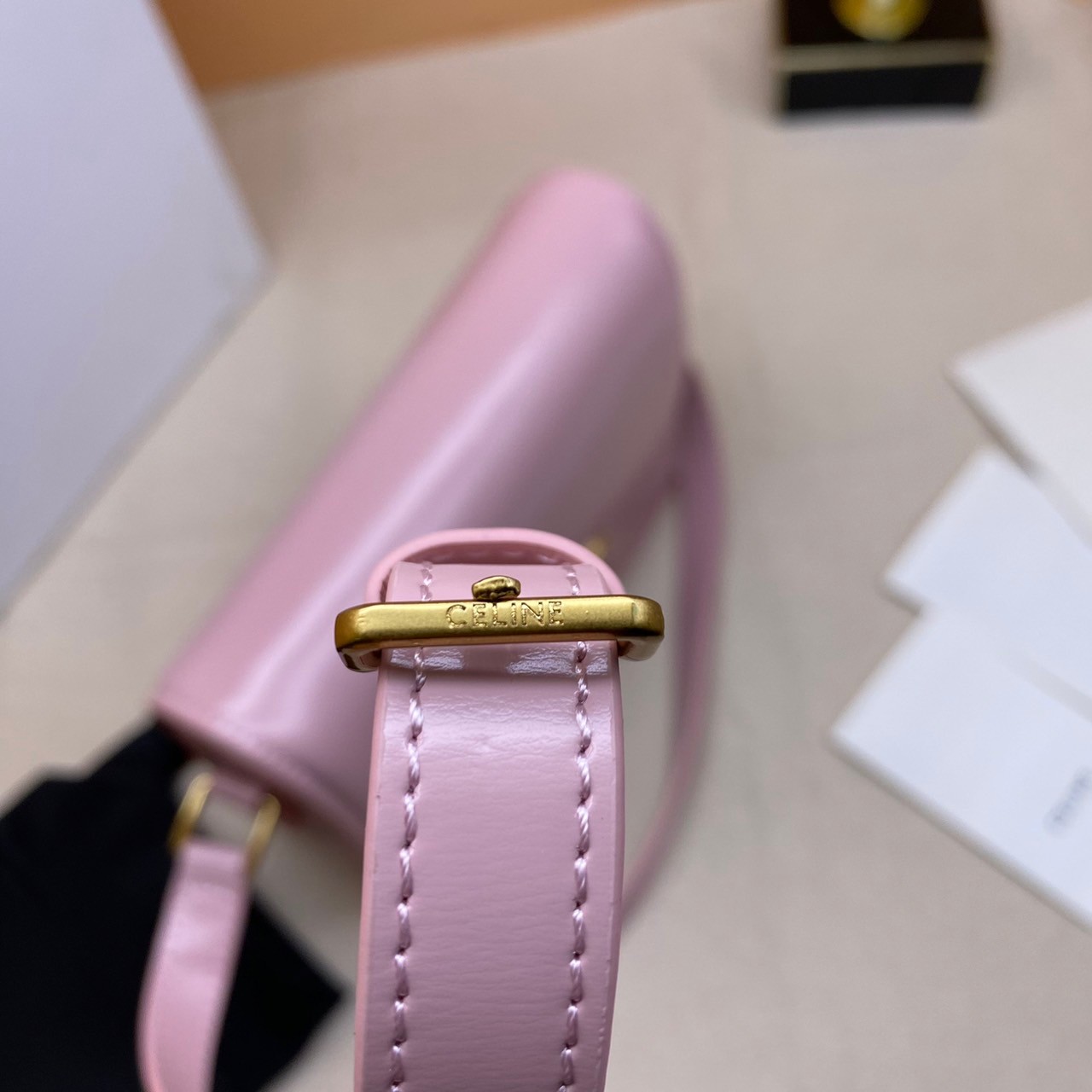 TEEN 18cm : CELINE TEEN TRIOMPHE BAG IN SHINY CALFSKIN / Celine Triomphe Bag / Celine Bag พร้อมส่ง 7 สี เกรดออริ 1:1 กระเป๋าแบรนด์หรูที่ควรมีแห่งปี รูปทรงสี่เหลี่ยมรุ่นฮอตฮิตของเหล่าดาราและเซเลบทั้งหลาย ดีไซต์เรียบหรู