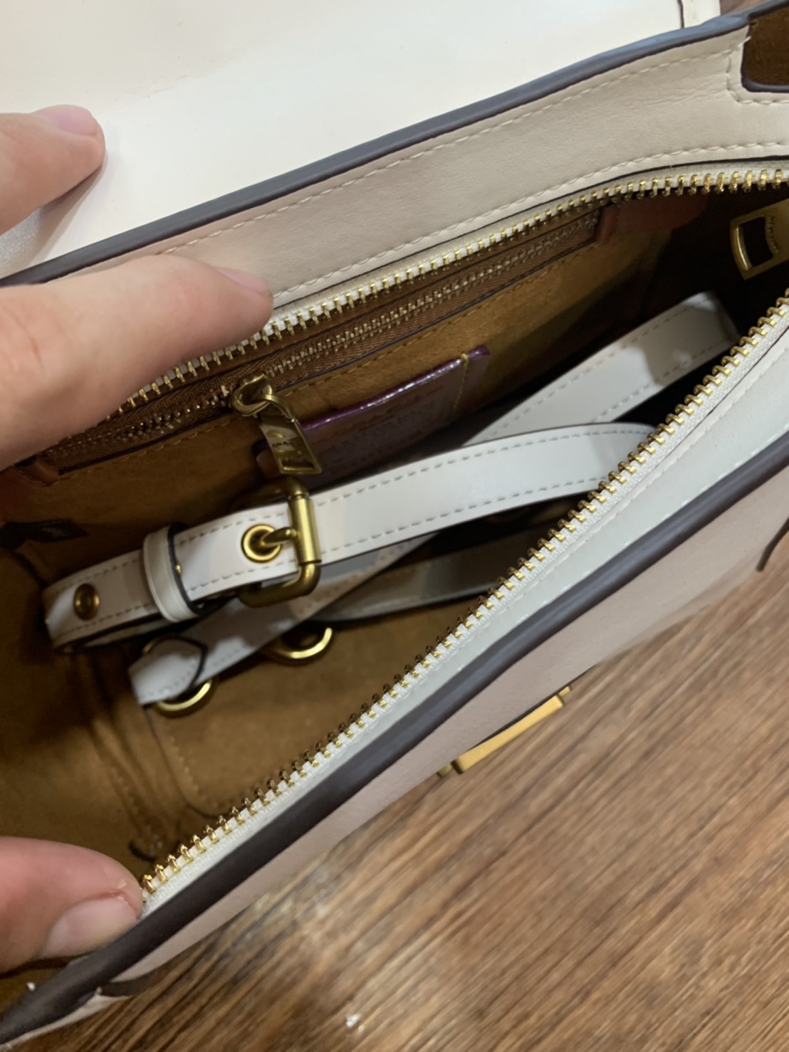 Coach Courier Carryall 23 With Floral Applique สินค้าใหม่ทรงน่ารัก ใช้แล้วดูแพงมากกก มีช่องใส่ขนาดกว้าง ใส่ของได้จำนวนมาก แถมยังสามารถถือเก๋ๆ แบบคุณนาย พร้อมทั้งสะพายเป็น crossbody ก็ได้ โดดเด่นด้วยสีส้น ดูเก๋ไม่เหมือนใครจิงๆ เปิดปิดด้วยกระดุมหมุน ใช้แล้ว