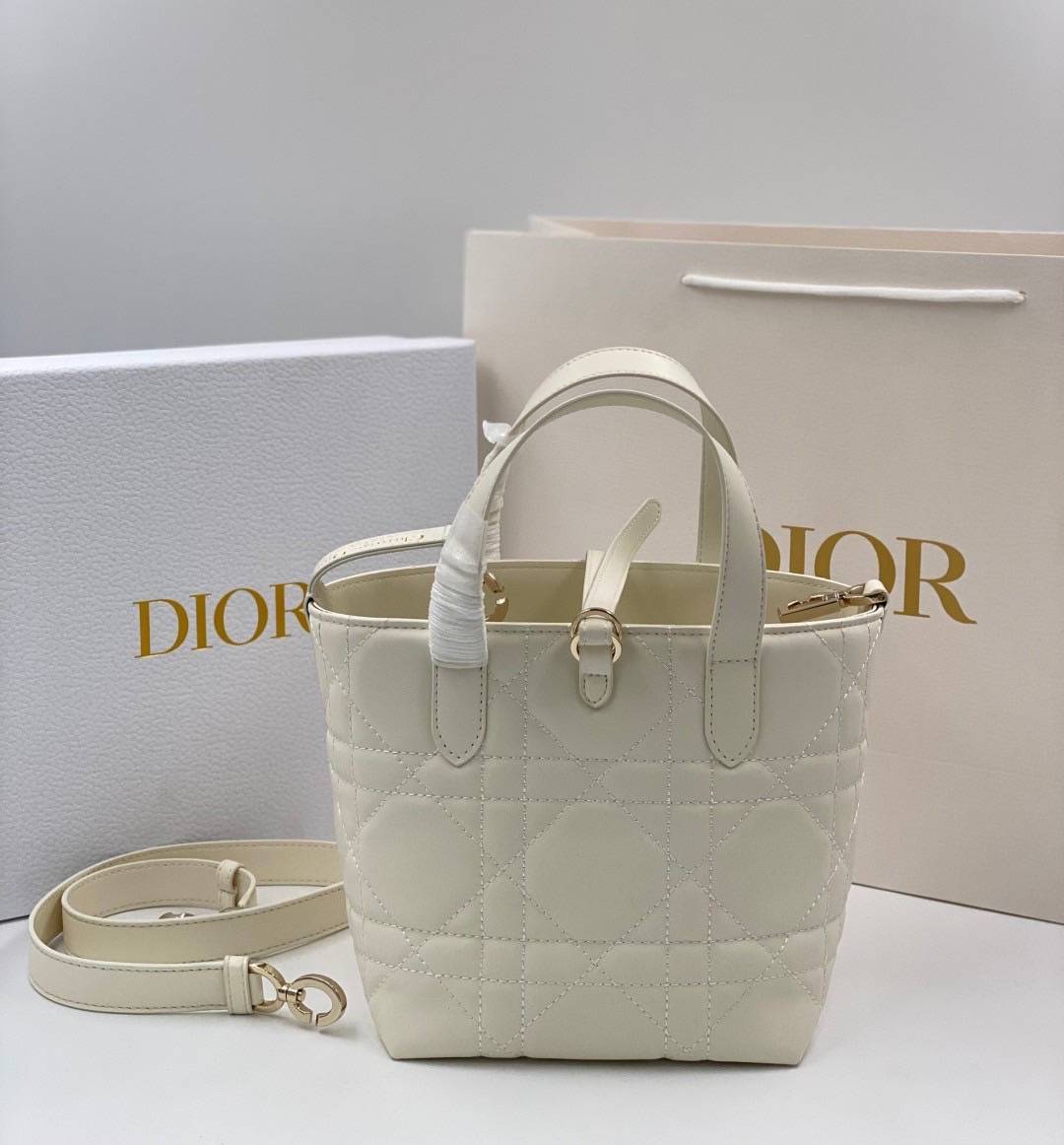 ORI | หนังแท้ DIOR Small Toujours vertical tote bag กระเป๋าทรงโท้ทไซส์เล็กสวยหรู ดีเทลสุดประณีตคอมพลีตลุคในทุกวัน เย็บลวดลาย macrocannage และชาร์มตัวอักษร D,I,O,R