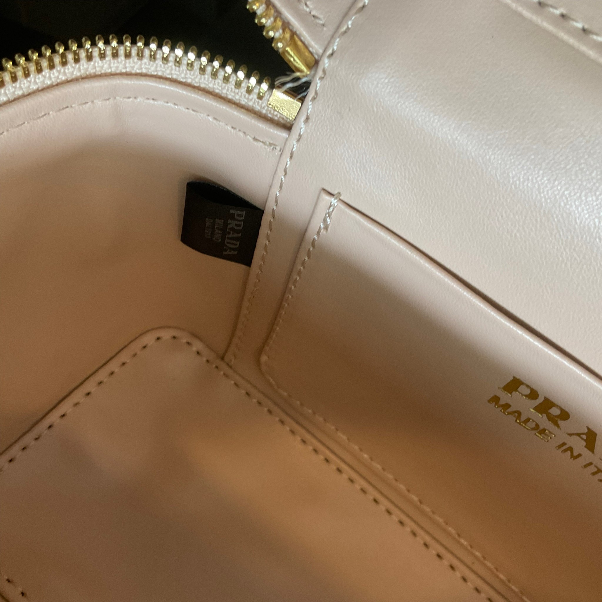 PRADA BOX BAG รุ่นใหม่จากแบรนด์ Prada กับทรง Mini Box ขนาดกำลังดี อยู่ทรงสวยมากกกก อะไหล่ทองทั้งใบ และยังมาพร้อมสายสะพาย