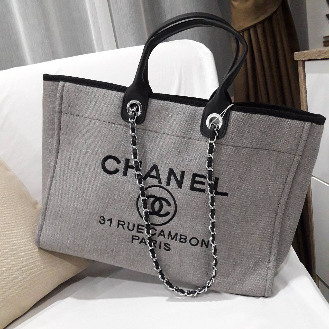 สีใหม่เข้าค้า ~~ รุ่นที่สาวๆรอคอย Chanel tote canvas bag จากงานพรีเมี่ยม VIP GIFT รุ่นดังเลยค้า Size ใหญ่อลัง บอกเลยว่า **งานดีที่สุด ตัวกระเป๋า กระเป๋าผ้าเป็นผ้า canvas เนื้อดีสมราคา สัมผัส นุ่มลื่นมือมากกกก อะไหล่เงินปั้มแบรนด์แท้ทั้งใบ ด้านหน้าปัก logo