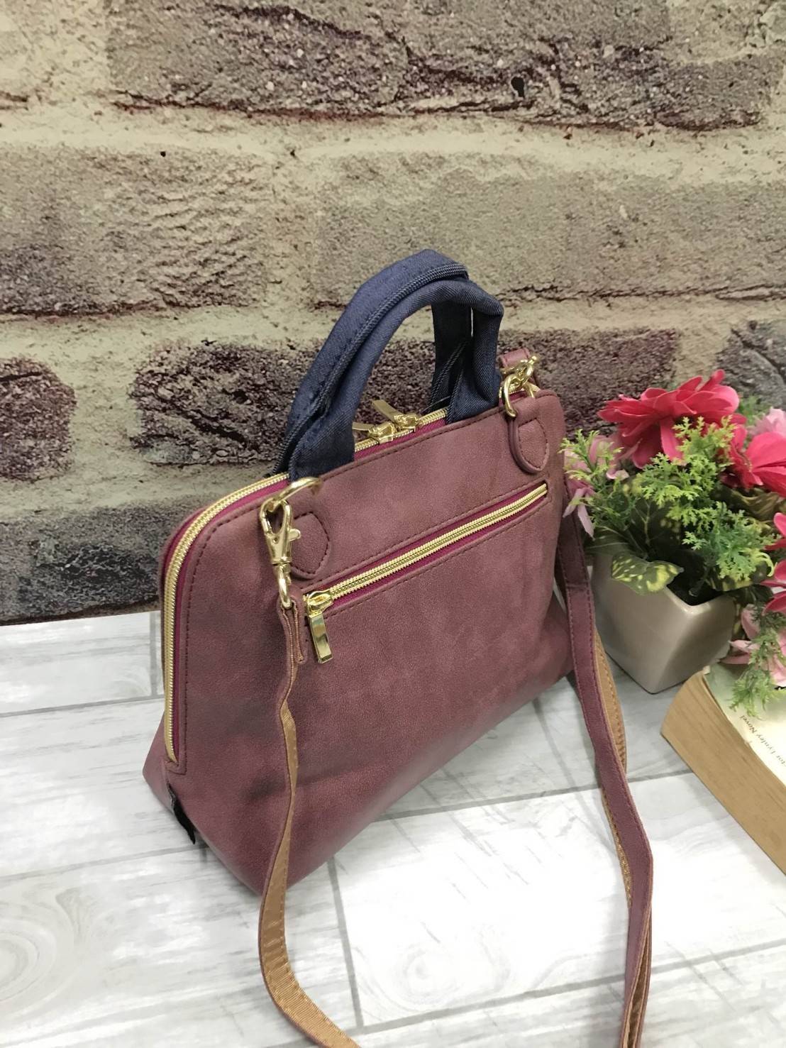 Mis Zapatos mini shoulder Bag กระเป๋าถือหรือสะพาย แบรนด์ดังจากญี่ปุ่น วัสดุหนัง pu เปิดปิดด้วยซิป ภายในแยกช่องเป็นสัดส่วน มาพร้อม สายสะพายยาวปรับ freesize ค่ะ ขนาดกำลังดี น้ำหนักเบา Rare item ค่ะ