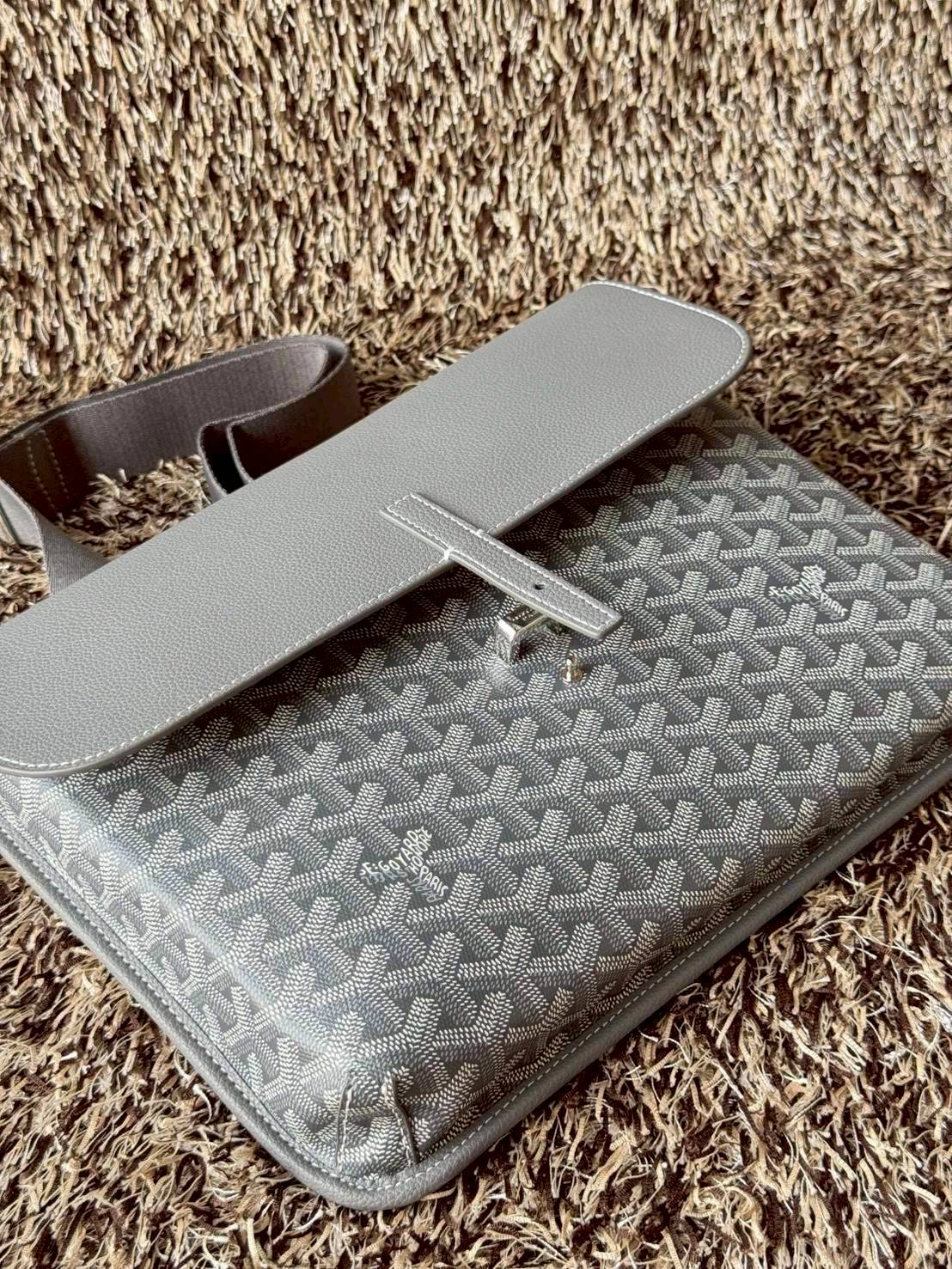 ORI หนังแท้ | Goyard Coursier Messenger bag กระเป๋าทรงแมสเซ็นเจอร์ดีไซน์ใหม่เพรียวบาง น้ําหนักเบากะทัดรัด ภายในมีช่องหลักขนาดใหญ่และกระเป๋า มีช่องด้านหลังสําหรับจัดเก็บสิ่งจําเป็นในชีวิตประจําวัน