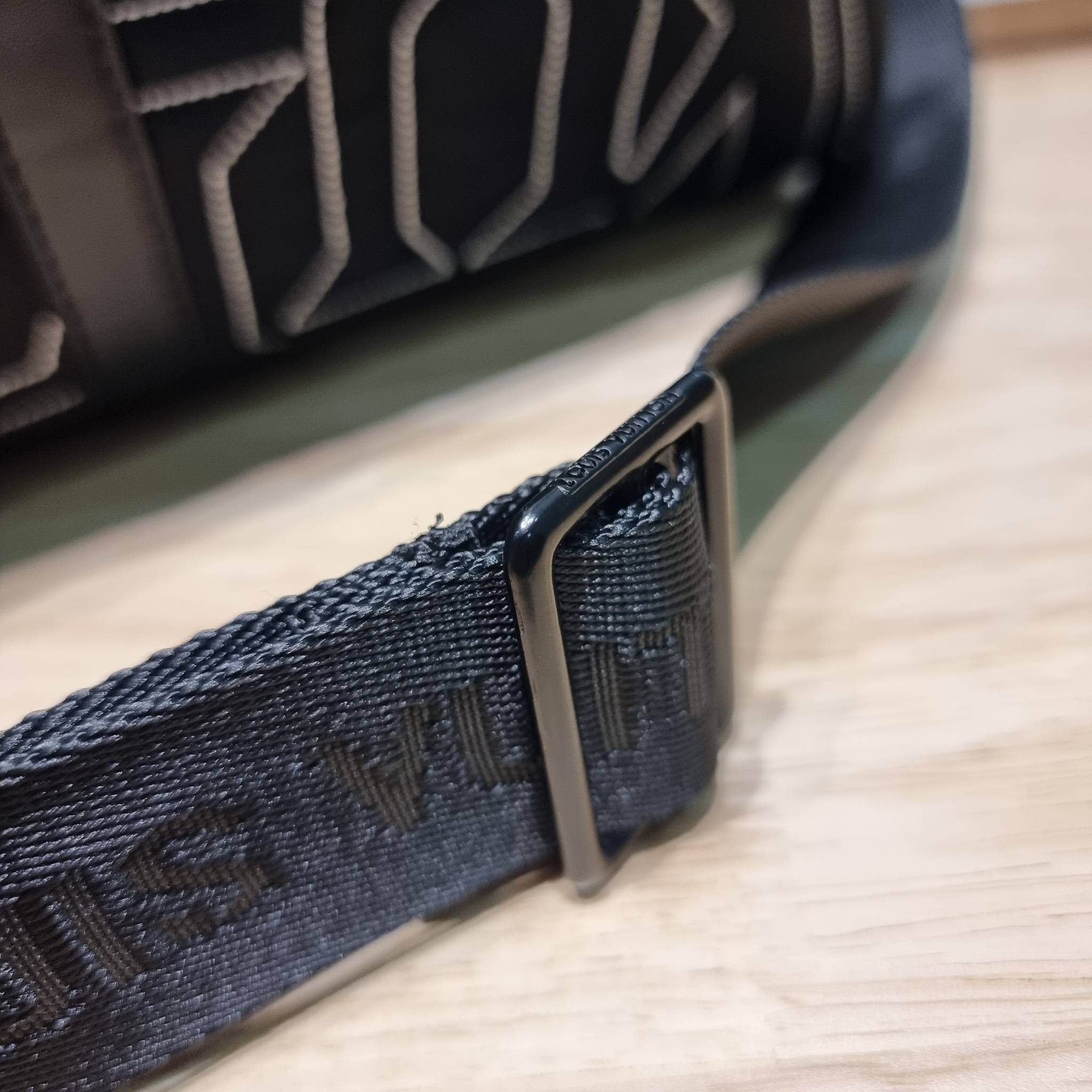 LV KEEPALL 50B SNOW BAG กระเป๋าเดินทางสุดคลาสสิค ประจำฤดูกาล Winter 2022 สไตล์สปอร์ต ทึ่ใครๆก็เฝ้ารอ ไอเท็มที่จะทำให้การเดินทางไม่ธรรมดาอีกต่อไป ด้วยดีเทลความเป็นเอกลักษณ์ เรียบแต่หรู ดีไซน์ลายปักความเป็นเอกลักษณ์ผสาน ลวดลายโมโนแกรมฟลาวเวอร์ ลงบนผ้าไนลอนร