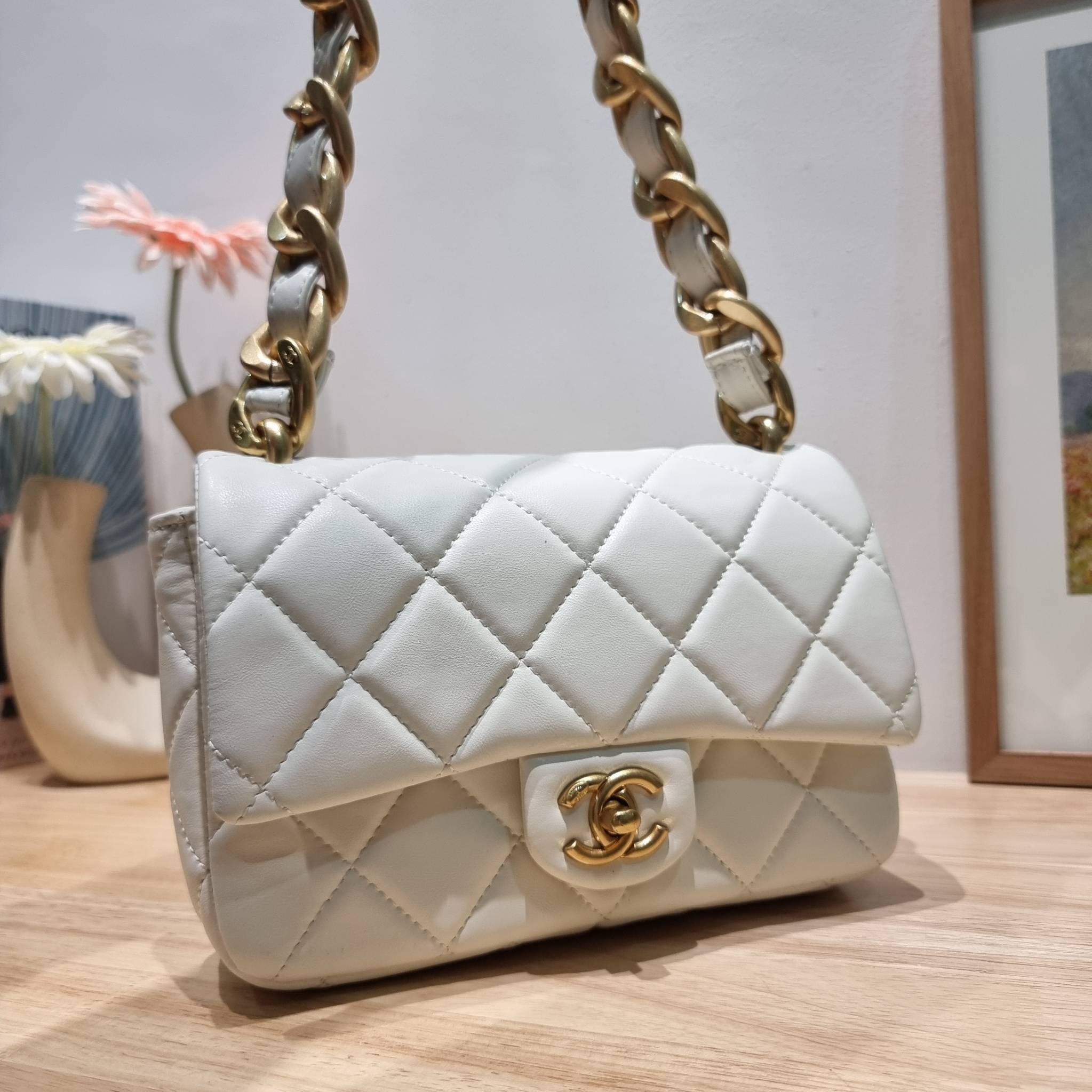 Chanel chunky chain bag สวยฟาดย้อนยุคความหรู ในราคาที่จับต้องได้ กับกระเป๋าสะพายไหล่ ไซส์กำลังสวย โดดเด่นด้วยสายสะพายโซ่สลับหนังเส้นใหญ่ ทนทาน ดูแพง