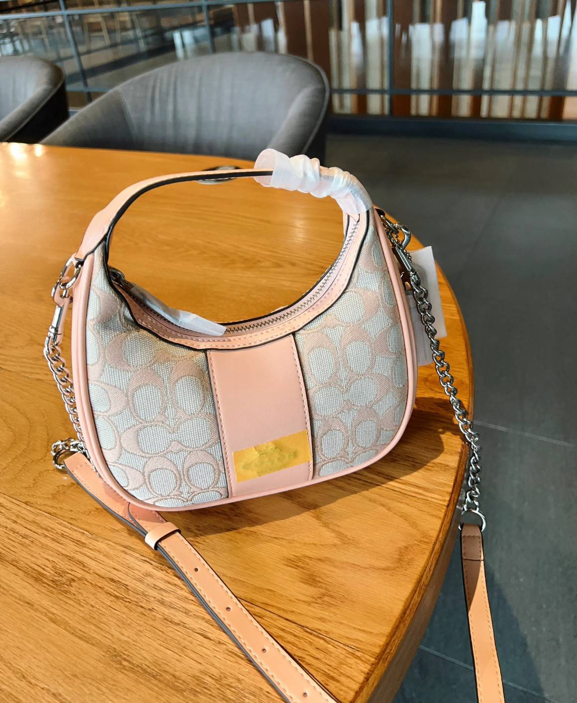 COACH CARMEN MINI CROSSBODY IN SIGNATURE JACQUARD กระเป๋ารูปทรงพระจันทร์โค้งมน น่ารักน่าใช้มากๆ!! เกรดท็อปออริ เกรดดีสุด สลับแท้ 1:1 ใช้ต่างประเทศได้