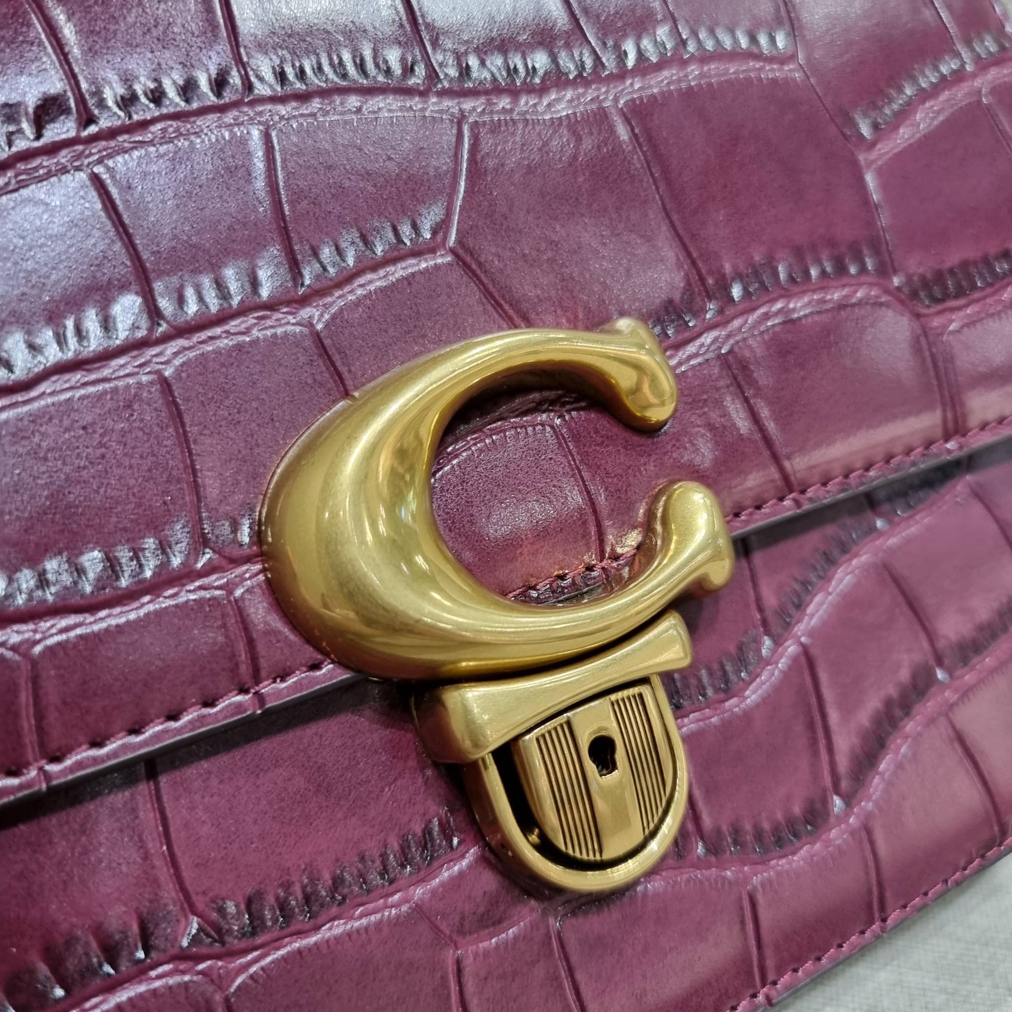 OUTLET 】COACH STUDIO SHOULDER BAG IN SIGNATURE CANVAS (C6639 C6640) สีใหม่รับความเฮง กับคอลเลคชั่นใหม่สุดอีกหนึ่ง!! มาแบบเลิศๆหรูๆมากแม่ กระเป๋าสะพายข้างลุคไฮน์ ที่ดีไซน์ออกมาได้ปัง และดูแพงมากๆ ด้วยดีเทลคลาสสิคผสานความเป็นเอกลักษณ์ เรียบง่ายแต่แฝงความมีด
