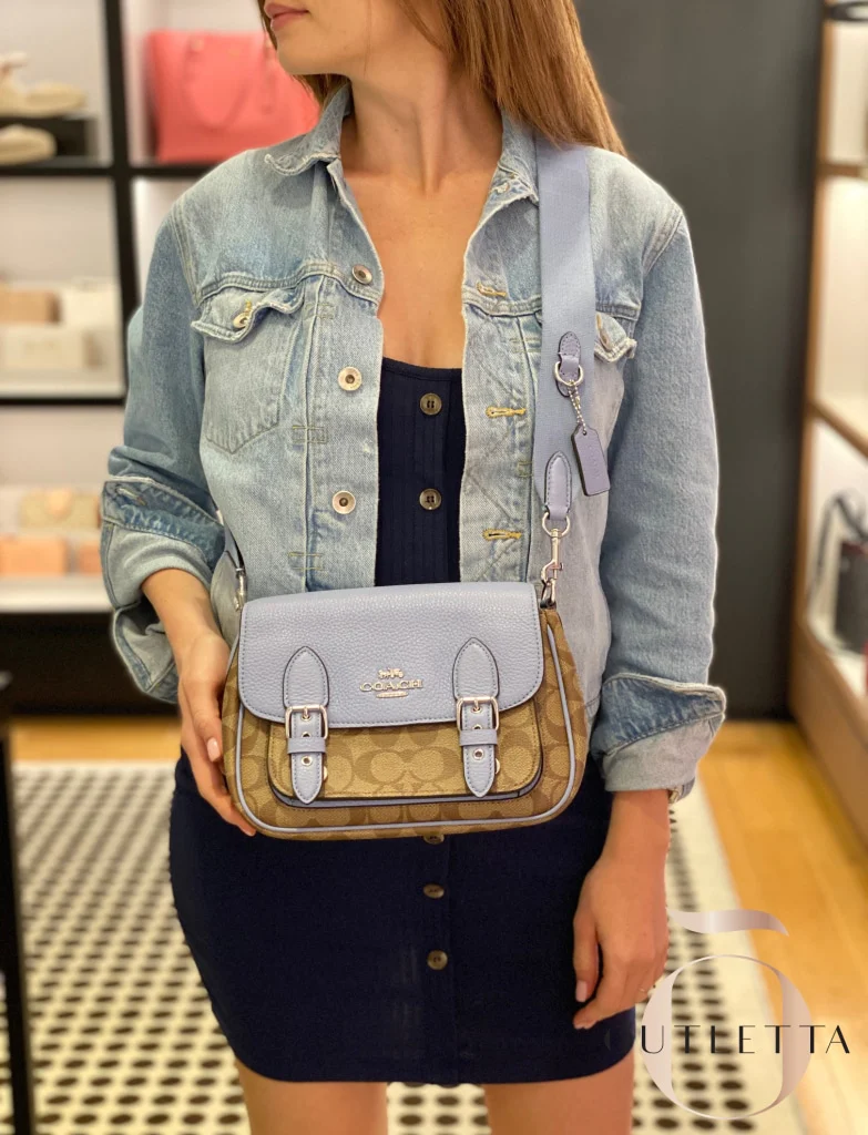 COACH Lucy Crossbody กระเป๋าใบนี้ขนาดกะทัดรัดกำลังดี เพียงพอสำหรับใส่ของจำเป็นที่ต้องการพกติดตัว ที่สำคัญใช้งานง่ายสามารถหยิบของได้สะดวกรวดเร็ว วัสดุผ้าใบเคลือบซิกเนเจอร์และหนังกรวดละเอียด ด้านในมีซิปและกระเป๋าอเนกประสงค์ ปิดสแน็ปอิน กระเป๋าแบบเปิดด้านนอก