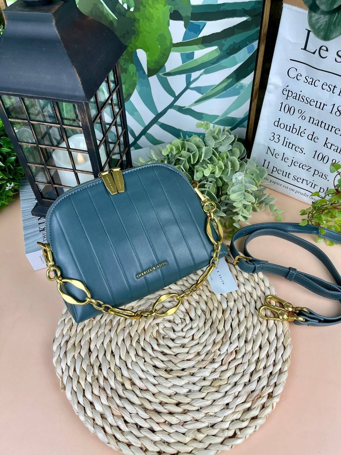 CHARLES & KEITH CHAIN HANDLE PANELLED CROSSBODY BAG กระเป๋าถือ/สะพายข้างทรงสวย วัสดุหนังเรียบแต่งดีไซน์ให้แปลกใหม่โดดเด่น โดยการปั๊มตัวกระเป๋า มีสายโซ่เพิ่มความสง่างามสามารถถือคล้องแขนหรือสะพายไหล่เก๋ๆได้ และยังมีสายสะพายยาวแบบหนังถอดและปรับสายได้อีก 1 เส