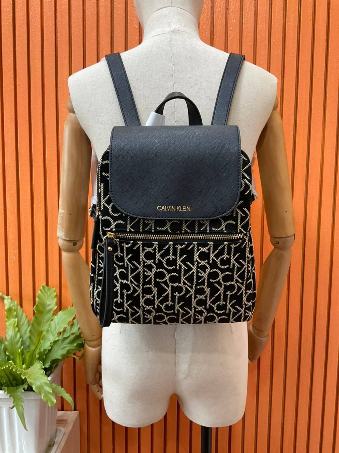 ของแท้ 💯% Elaine Calvin Klein Monogram Small Backpack 💕ของมันต้องมี สวยหรูดูแพงมาก สำหรับรุ่นนี้ และมีฟังชั่นช่องการใช้งานที่มากที่สุด!!! 💕 กระเป๋าสะพายเป้รุ่นใหม่ชนช้อป รุ่นยอดนิยม