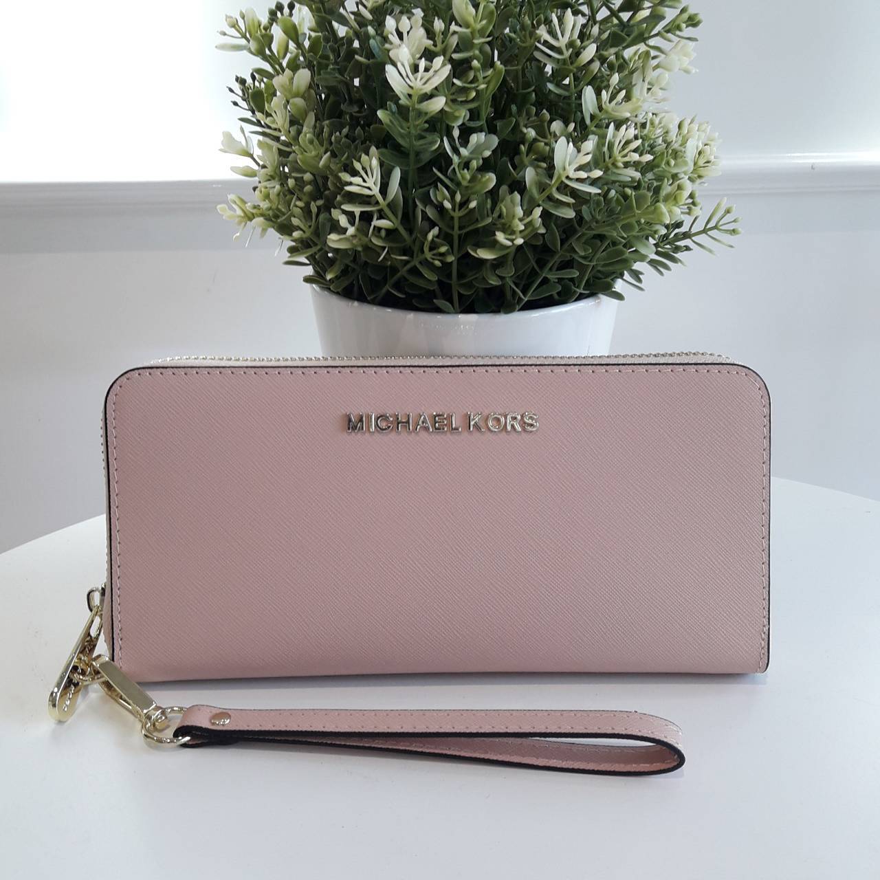 Best seller! งานขายดี รุ่นใหม่คะ Michael kors saffiano Wallet กระเป๋าสตางค์ใบยาว หนัง Saffiano ซิปรอบ สวยหรู มาก อะไหล่ปั้มโลโก้แบรนด์ ด้านในมีช่องใส่บัตร เยอะม้ากกก อีกด้านมีช่องแบงค์+ซิปใส่เหรียญ จุของได้เยอะจริงๆคะ ใส่ iphone 6+ ได้ สวยหรูดูดี อุปกรณ์ค