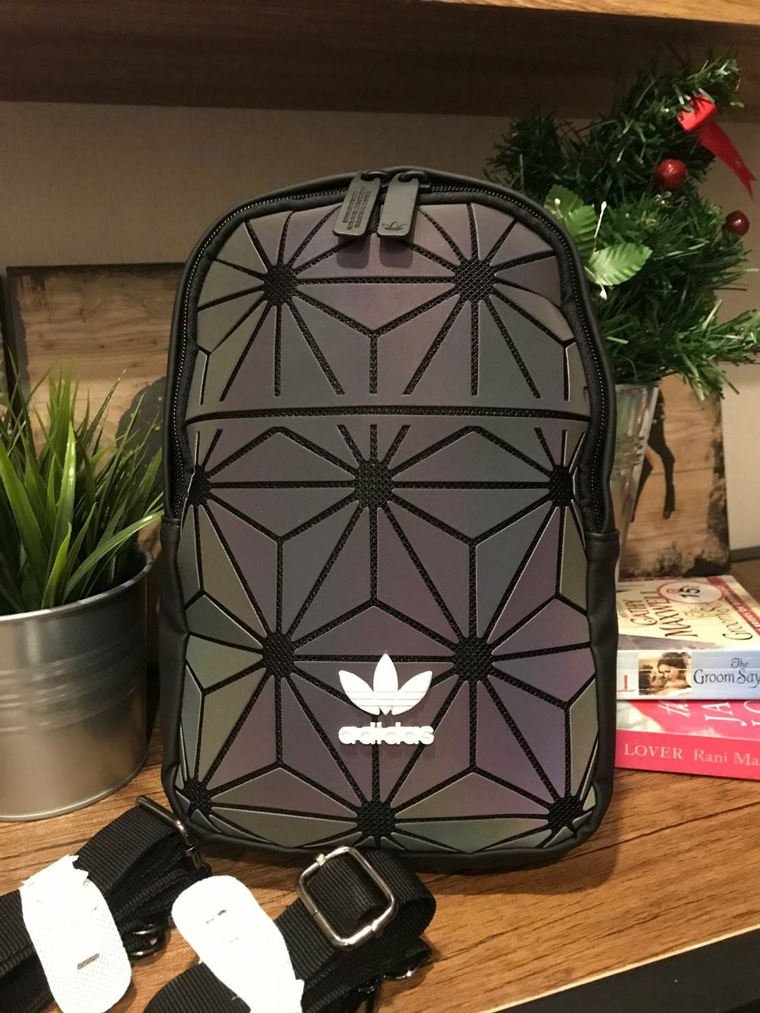 Adidas Originals 3D Mini Backpack & Shoulder Bag หนึ่งในคอลเลคชั่นสไตล์สปอร์ตดีไซน์สุดฮิตจาก ISSEY MIYAKE ใช้ได้ทั้งชายหญิง ขนาดกลางกำลังดี น้ำหนักเบา เปิดปิดด้วยซิปคู่โลโก้แบรนด์ ภายในกว้างมีช่องใส่มินิไอแพคแยกเป็นสัดส่วน มีสายสะพาย2เส้น ดัดแปลงได้หลายรู