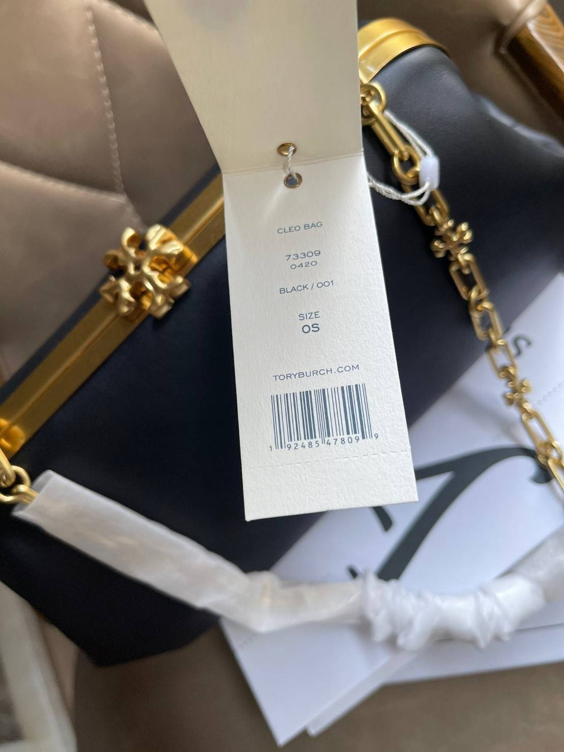 ของแท้ 💯% Tory burch Cleo Bag โดดเด่นด้วยรูปทรงที่เพรียว เรียบโก้ และเด่นชัด สื่อสารถึงบริบทของความร่วมสมัยได้อย่างลงตัว