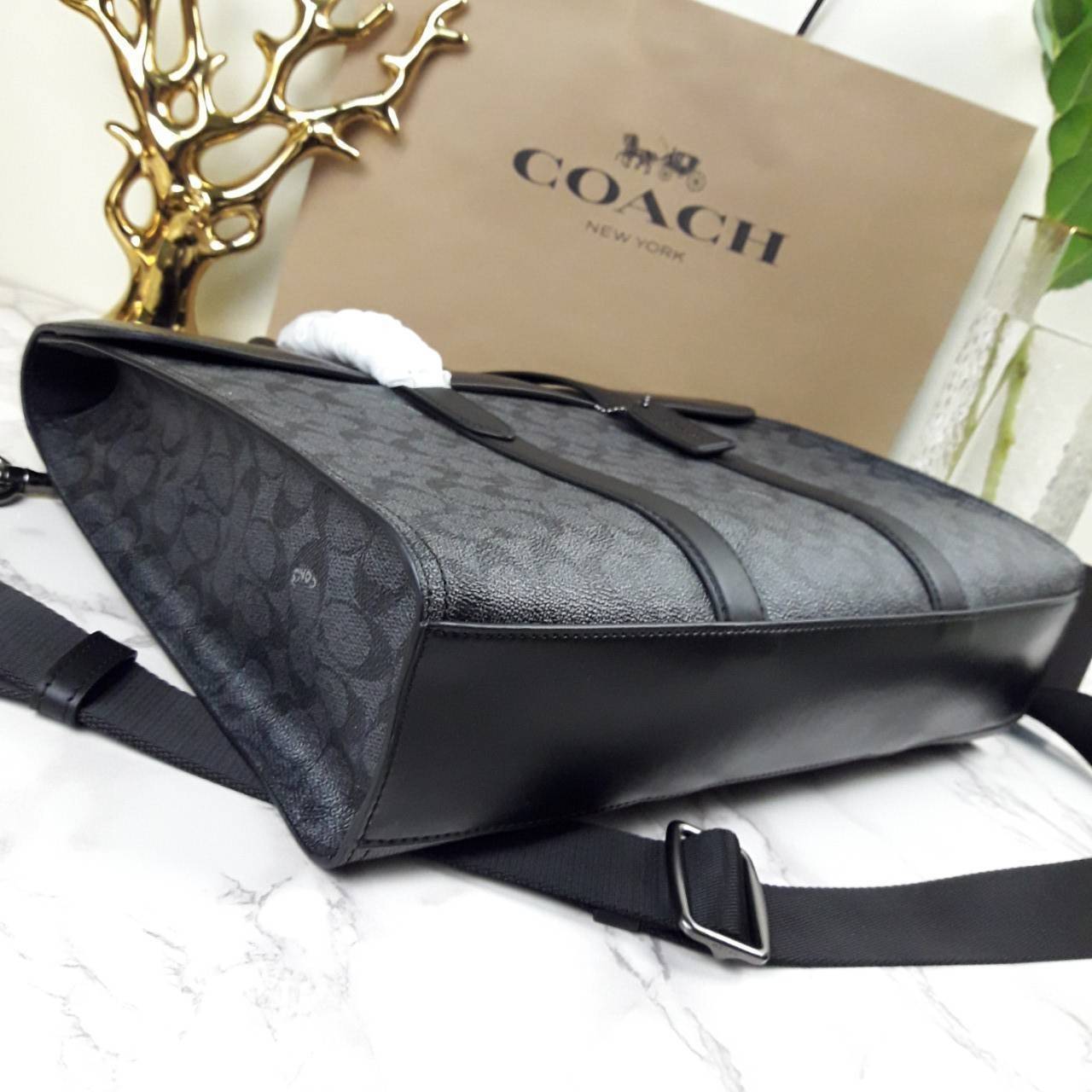 COACH METROPOLITAN PORTFOLIO IN SIGNATURE CANVAS (COACH 39775)🍁 เอาใจสาย smart กับรุ่นยอดฮิต ใช้งานได้ลงตัวสุดๆ ถือว่าเป็นอีกรุ่นที่ถามกันเข้ามาเยอะมากๆ และใช้งานได้ครบฟังก์ชั่นจริงๆ >>วัสดุแคนวาส สลับหนังแท้ หนังคุณภาพมากๆ มีสายสะพายยาว ถอด