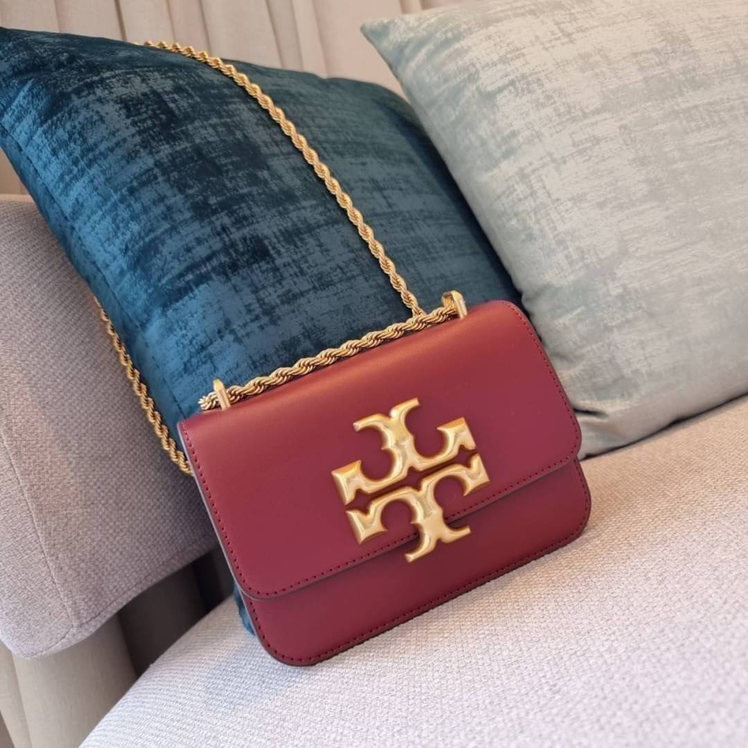 TORY BURCH ELEANOR SMALL CONVERTIBLE SHOULDER BAG ฮอตไอเท็ม รุ่นนี้ขายดีขายหมด สวยหรู คุณหนู ผู้ดี!! หายากมากแล้วน้า กระเป๋าสะพายข้าง ดีไซน์อยู่ทรง ขนาดกำลังสะดวกใช้สำหรับสาว วัสดุหนังแท้เต็มใบ สีทูโทน เปิด-ปิดด้วยแถบแม่เหล็ก ภายในแบ่งสัดส่วนได้เป็นอย่างด