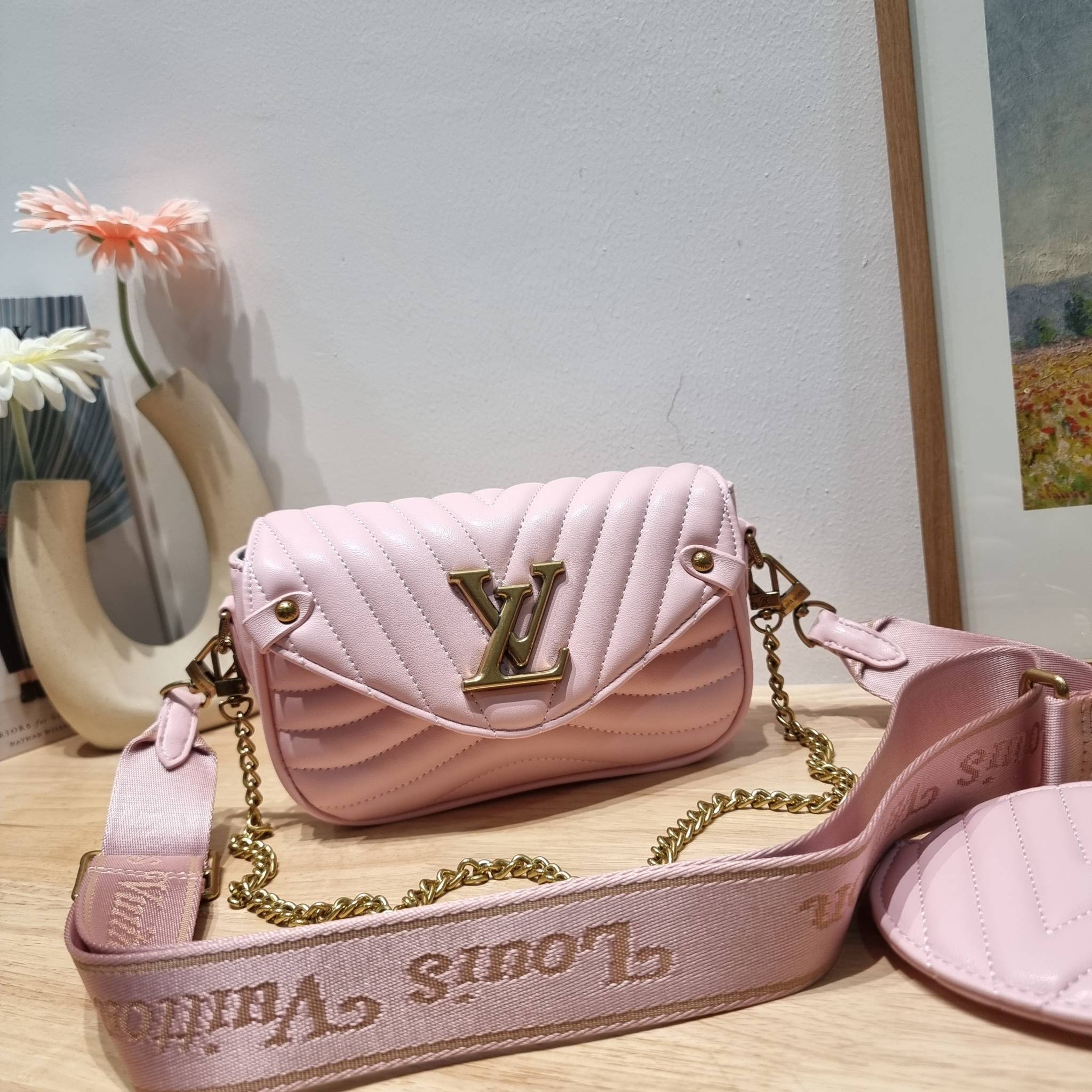 LV new wave pochette multi bag กระเป๋าสะพายมัลติฟังก์ชั่น มาพร้อม box set รับรองว่าดีงาม ลูกเล่นคลาสสิคผสานความวินเทจ มีสายสะพายให้ 2 เส้น และกระเป๋าใบลูก เล็กน่ารัก