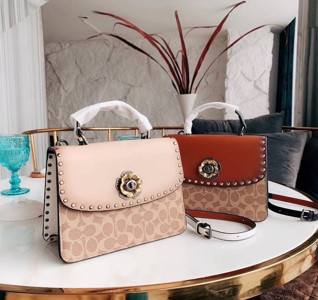 Coach Parker Top Handle In Signature Canvas With Rivet สินค้าใหม่ทรงน่ารัก ใช้แล้วดูแพงมากกก มีช่องใส่ขนาดกว้าง ใส่ของได้จำนวนมาก แถมยังสามารถถือเก๋ๆ แบบคุณนาย หรือสะพายเป็น crossbody ก็ได้ โดดเด่นด้วยลายsignature coach ใครยังไม่มีห้ามพลาดดดเลยนะ ของสวยจร