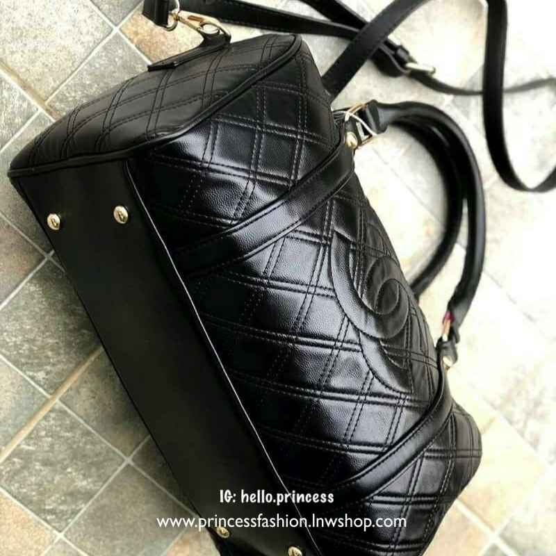 Chanel Bag กระเป๋าทรงหมอน วัสดุหนังแกะสัมผัสนิ่มมือ สังเคราะห์คุณภาพดีทนทาน น้ำหนักเบา เปิด-ปิดด้วยซิปอะไหล่ทอง ฐานรองหมุด4มุม มีสายยาว ปรับระดับได้ ภายในมีช่องใส่ของจุกจิก และซิปใหญ่ อีก1 ช่อง สายสะพาย จุของได้เยอะ น้ำหนังเบา ซื้อใช้เองหรือฝากเป็นของขวัญ