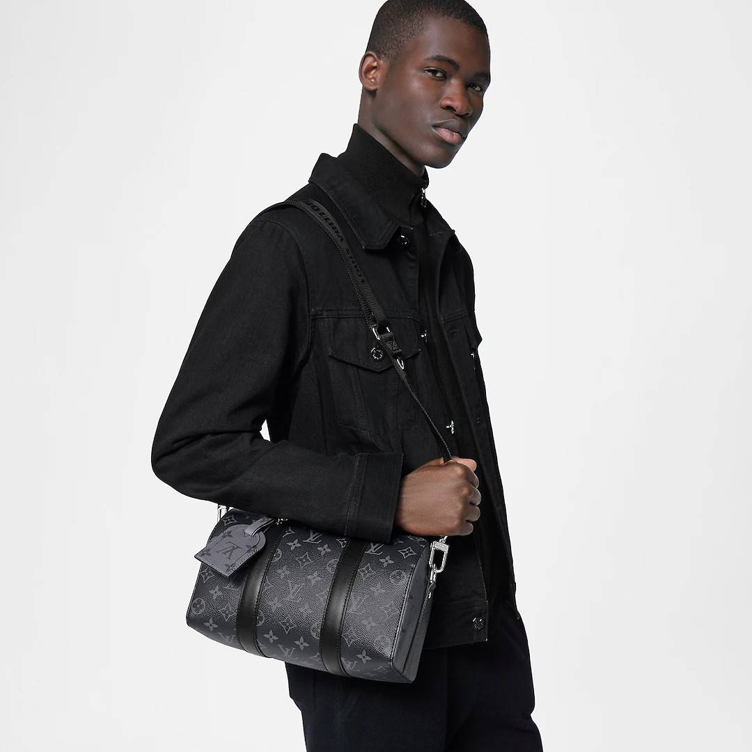 LV CITY KEEPALL Monogram Eclipse Bag กระเป๋าสะพายทรงหมอนสุดคลาสสิค ด้วยดีเทลความเป็นเอกลักษณ์ เรียบหรูด้วยความโดดเด่นจากลวดลายโมโนแกรม ขนาดกำลังดี