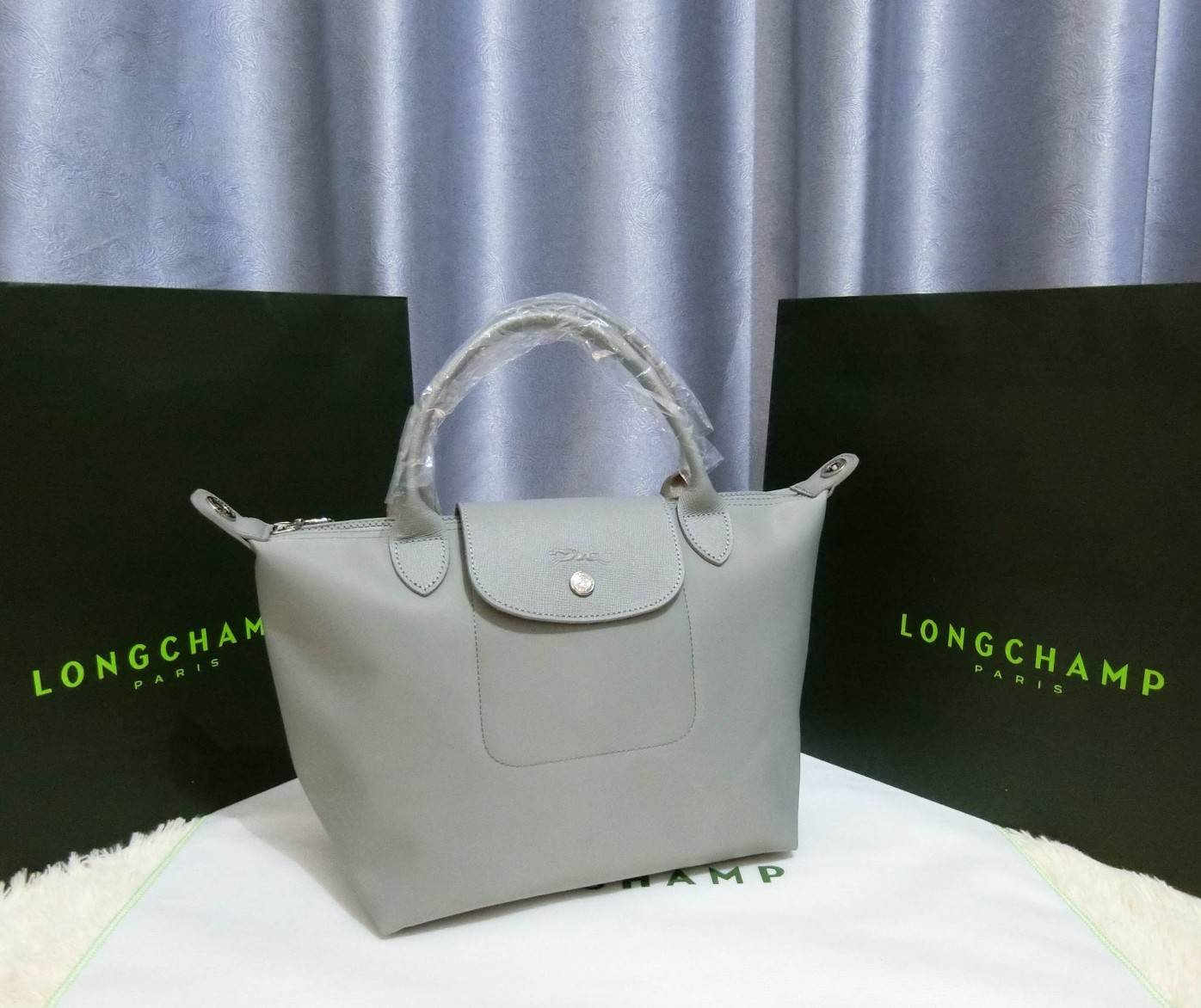 Longchamp Size S สินค้าใหม่ ของแท้!! เป็นล็อตผลิตเกินออเดอร์จากโรงงาน มาพร้อมการ์ด/ถุงผ้าแบรนด์/ถุงกระดาษแบรนด์ Size S: 25 x H. 23 x 16 cm. Color: Dusty Grey 274