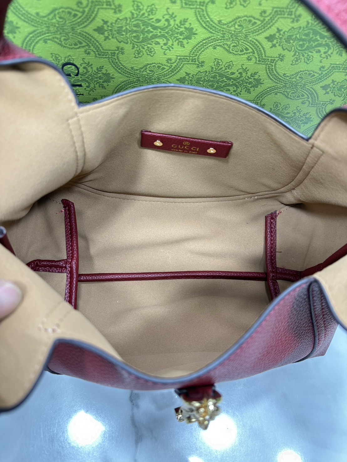 หนังแท้ | Gucci Softbit medium top handle bag โฉมใหม่ล่าสุด กับกระเป๋าสะพายรูปทรงใหม่เรียบหรูด้วยหนังลายเกรน ตกแต่งอะไหล่ Horsebit ครึ่งรูปขนาดใหญ่ด้านหน้าสวยหรูโดดเด่น สวยผู้ดี ดารา เซเลปใช้กันเพียบ