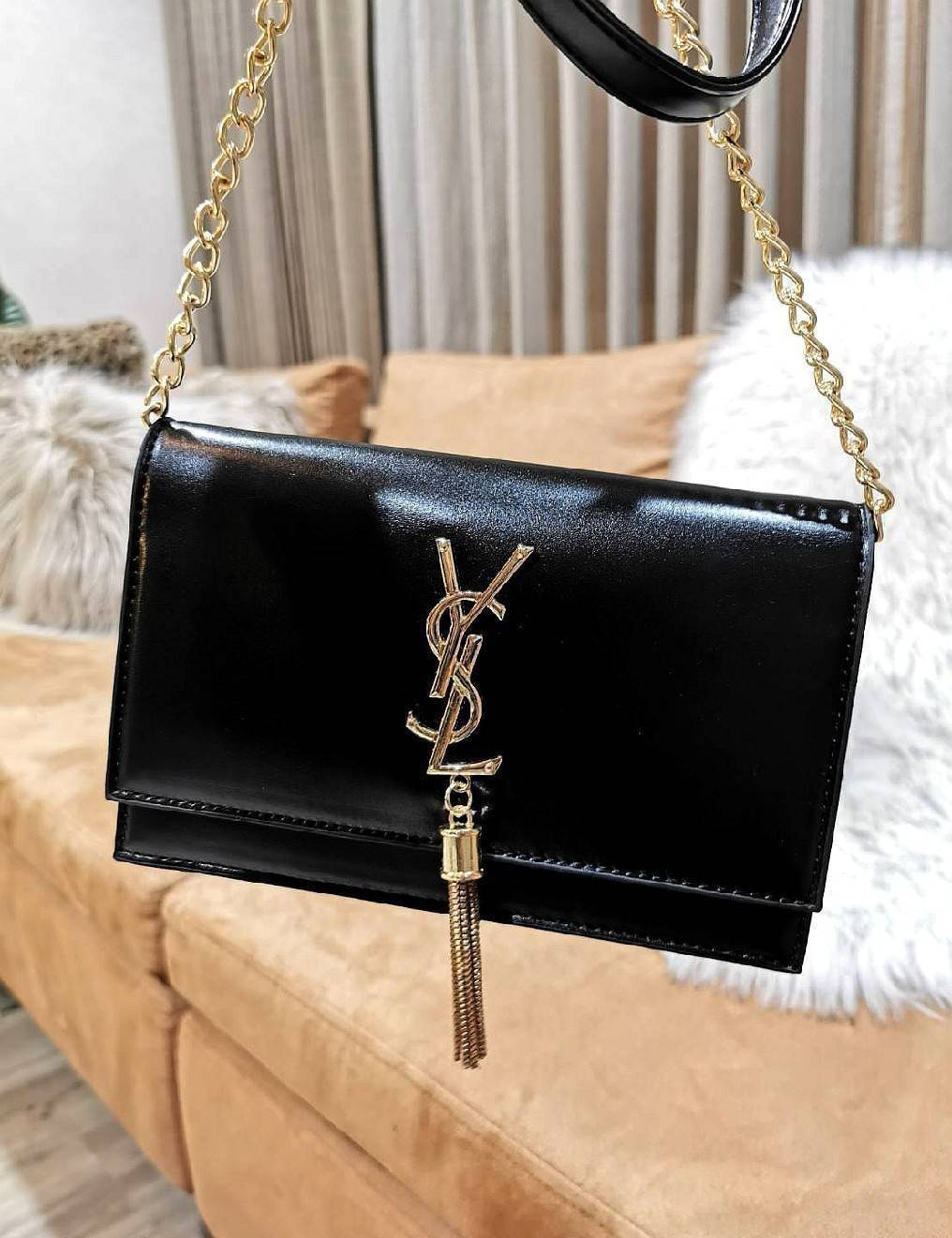VIP YVES SAINT LAURENT YSL BAG / YSL Small Kate Bag กระเป๋าสะพายดีไซน์ทรงสี่เหลี่ยมหนังเรียบสวยอยู่ทรงเปิดปิดด้วยฝาปิดกระดุมด้านหน้าประดับโลโก้แบรนด์อะไหล่ทองพร้อมโซ่ห้อยฟรุ้งฟริ้ง ภายในโล่งสามารถใส่มือถือ กระเป๋าสตางค์ ของจุกจิกได้เยอะมีสายสะพายโซ่ต่อหนั