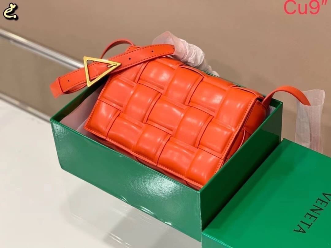 BOTTEGA VENETA PADDED CASSETTE BAG สร้างสรรค์ให้ไอเท็มนี้ดูหรู ดูแพง ใบจริงสวยมาก ใช้ได้ทั้งชายหญิง มาจำนวนจำกัด รีบตำกันน้า ไม่อยากให้พลาดเลยจ้า