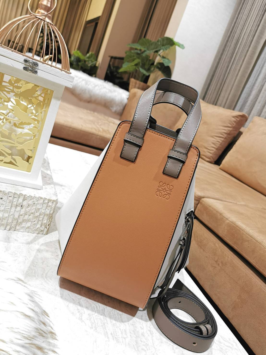 LOEWE HANDLE & SHOULDER BAG GIFT WITH PURCHASE GWP รุ่น Rare items สุดๆวัสดุหนังแท้ Calfskin หนังสวยดีไซน์มีเอกลักษณ์ ใบใหญ่กำลังดี น้ำหนักเบา สามารถปรับได้หลายทรง ด้านข้างมีซิปปรับขยายได้ ภายในโล่งกว้าง ใส่กระเป๋าสตางค์ กล้อง มือถือ ของใช้ได้เยอะ หูหิ้วห