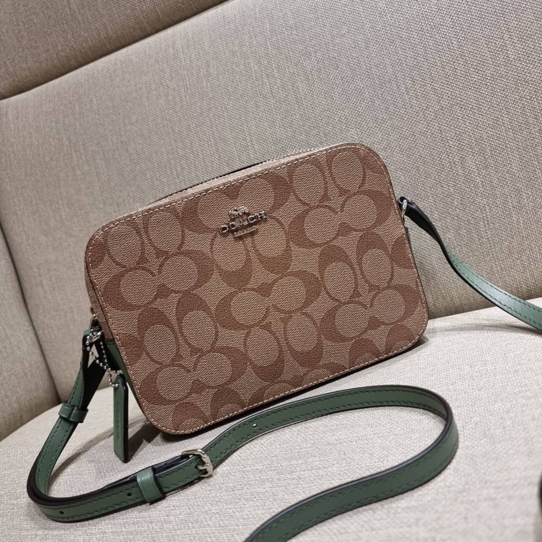 COACH 91677 MINI CAMERA BAG IN SIGNATURE CANVAS สีมาใหม่ รุ่นขายดีที่สุด!! กระเป๋าสะพายข้างไซส์มินิ คลาสสิคอยู่ทรง อะไหลเงินเรียบหรู วัสดุหนังแคนวาสเคลือบลาย เปิด-ปิดด้วยซิป สายสะพายปรับได้ตามตัว ใบนี้แมทช์ได้ทุกลุค ใช้เป็น everyday bag ได้สบายๆเลยจ้า &#x