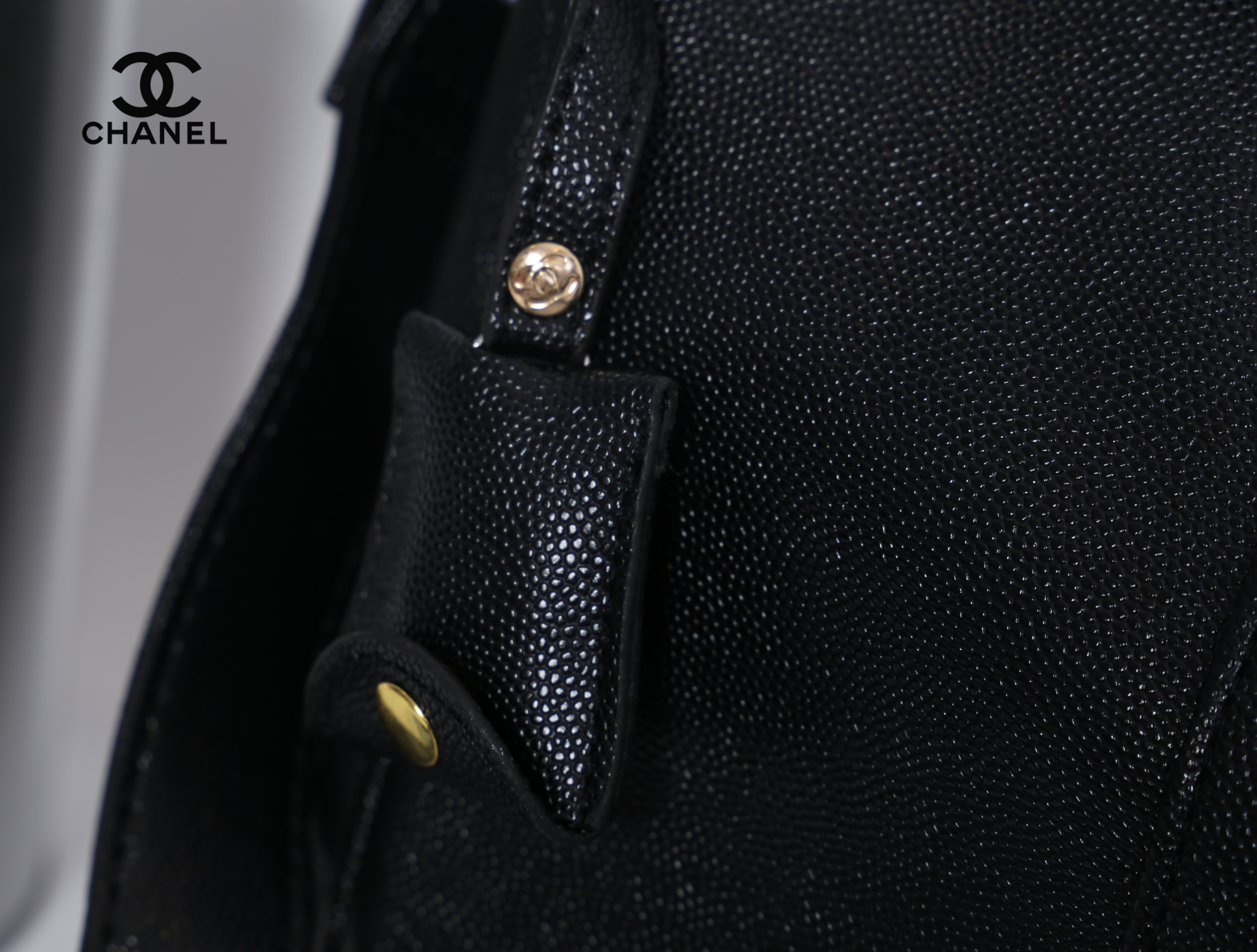 CHANEL Caviar Small Travel bag / CHANEL CAVIAR LARGE HANDBAG / chanel travel bag กระเป๋าเดินทางขนาดพอเหมาะ อะไหล่ทอง วัสดุหนังลายคาร์เวียร์ สวยหรูน่าใช้ น้ำหนักเบา มาพร้อมแท็กหนังแบรนด์อะไหล่ทอง และแท็กหนังใส่กุญแจ